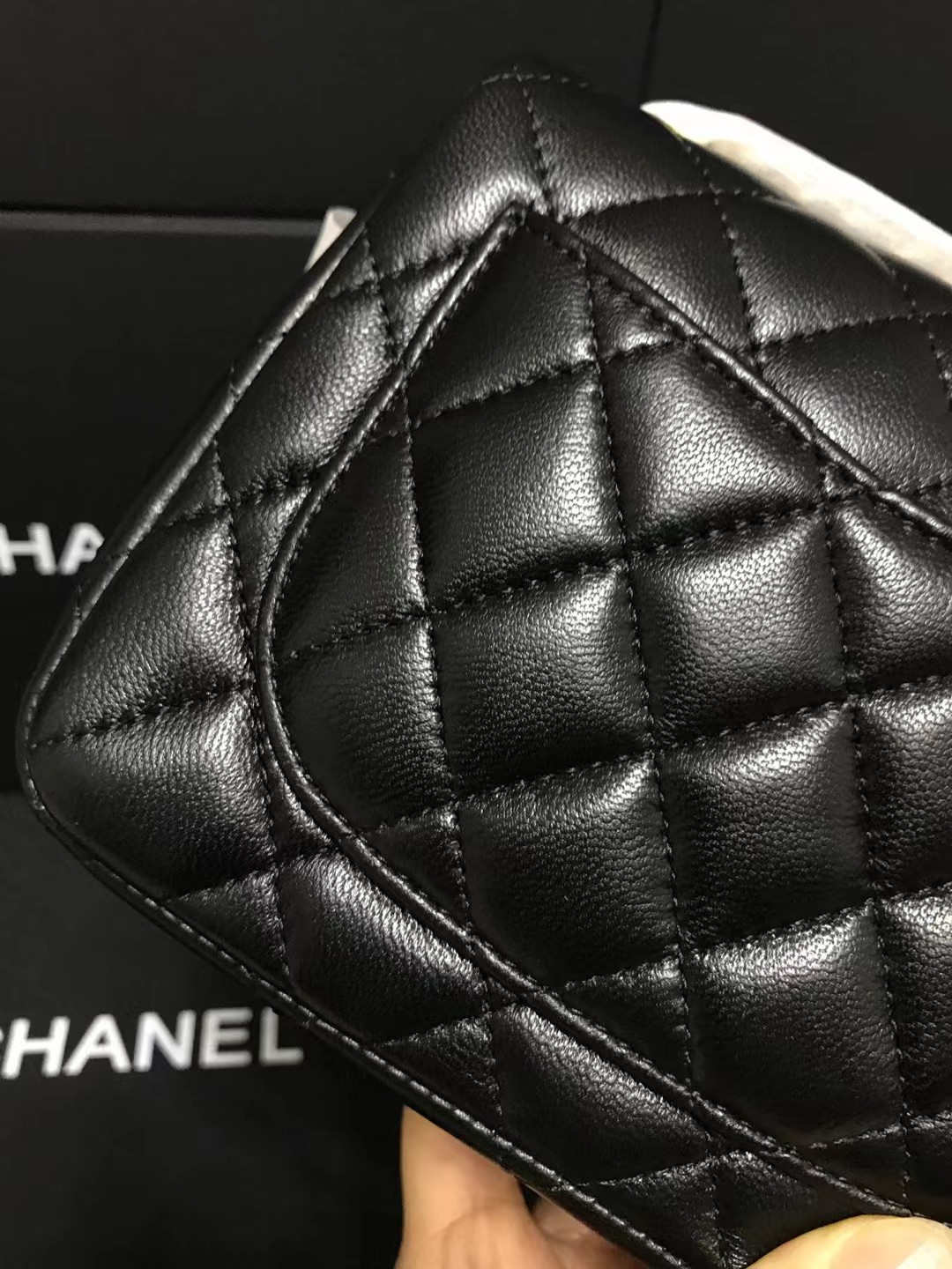 Chanel 升级版cf方胖子型号:AS1115简介: 质量 之作 华丽与气质的前沿 是你意想不到的尊贵