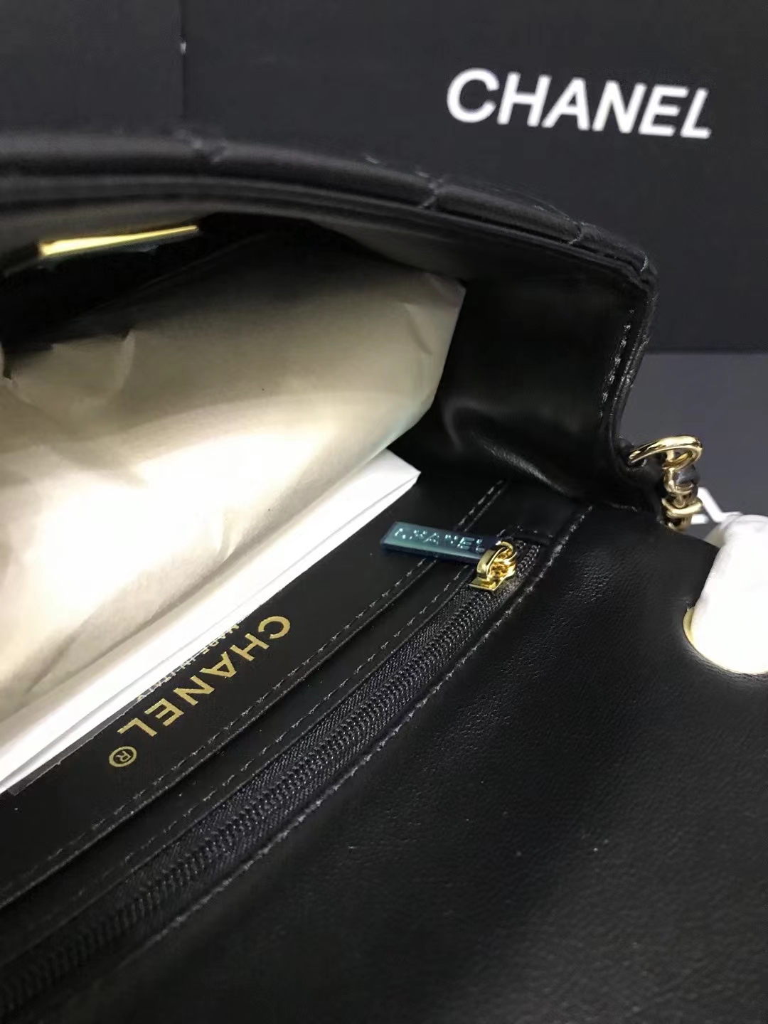 Chanel 升级版cf方胖子型号:AS1115简介: 质量 之作 华丽与气质的前沿 是你意想不到的尊贵