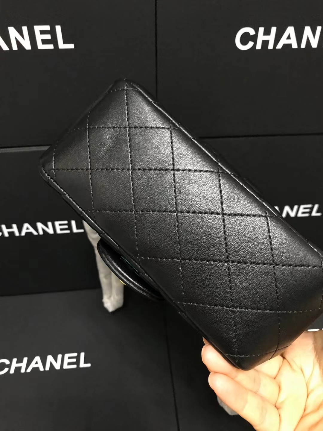 Chanel 升级版cf方胖子型号:AS1115简介: 质量 之作 华丽与气质的前沿 是你意想不到的尊贵