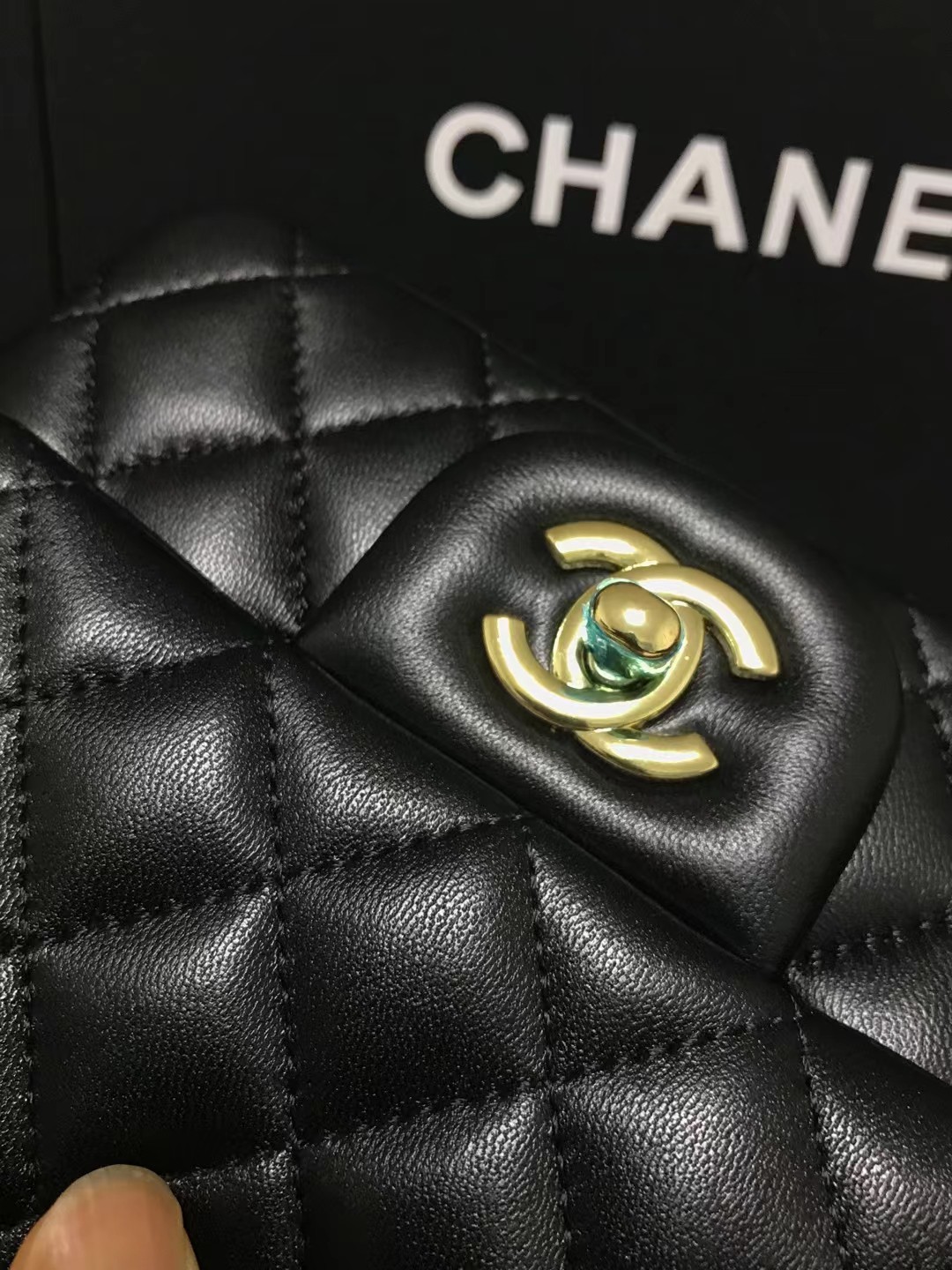 Chanel 升级版cf方胖子型号:AS1115简介: 质量 之作 华丽与气质的前沿 是你意想不到的尊贵