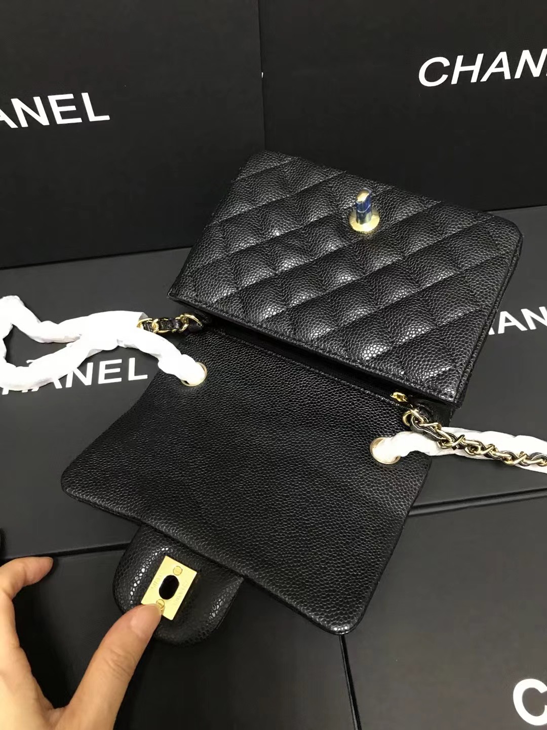 Chanel 升级版cf方胖子号:AS1115简介: 质量 之作 华丽与气质的前沿 是你意想不到的尊贵