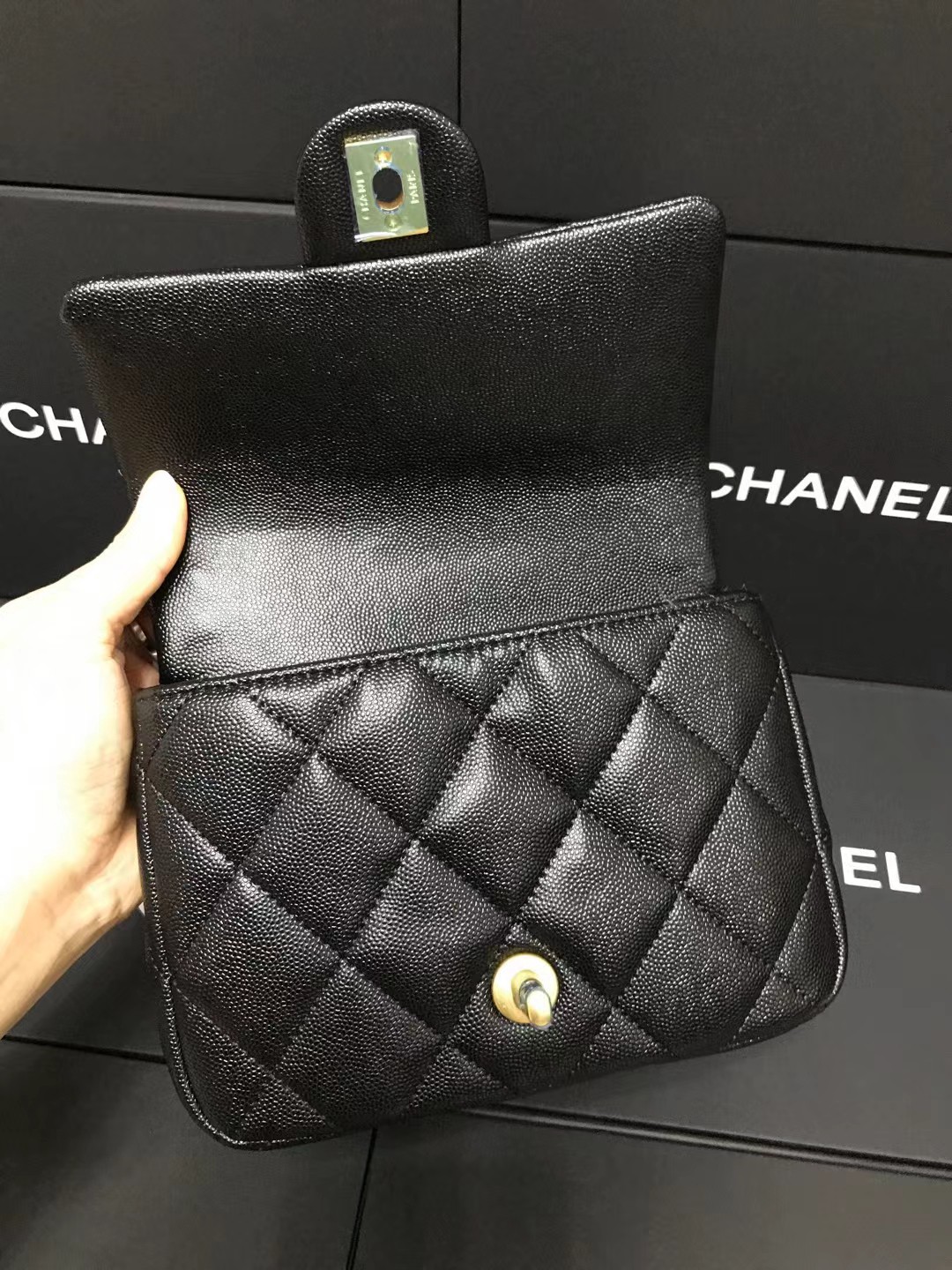 Chanel 升级版方胖子cf型号:AS3829简介: 质量 之作 华丽与气质的前沿 是你意想不到的尊贵