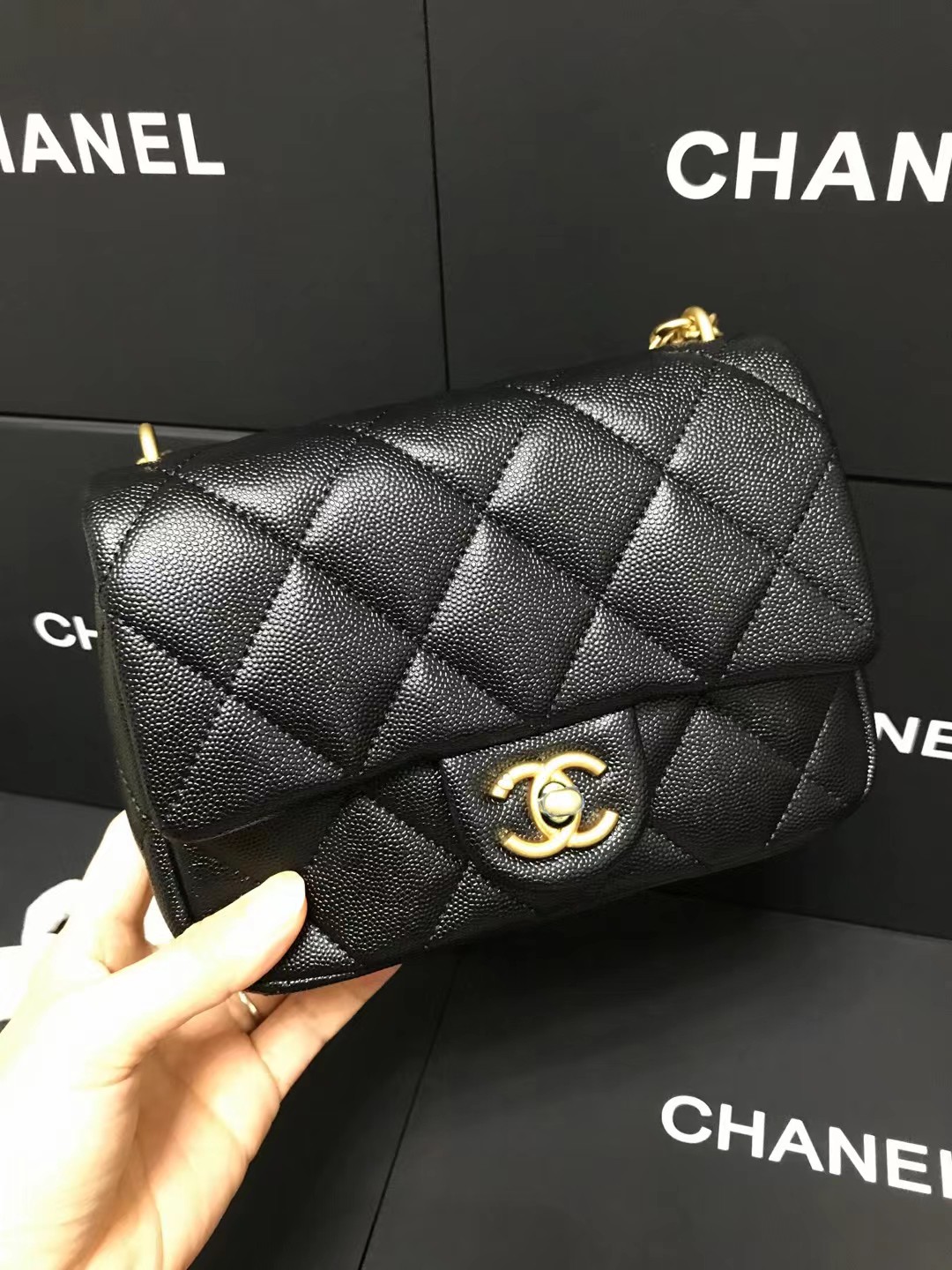 Chanel 升级版方胖子cf型号:AS3829简介: 质量 之作 华丽与气质的前沿 是你意想不到的尊贵