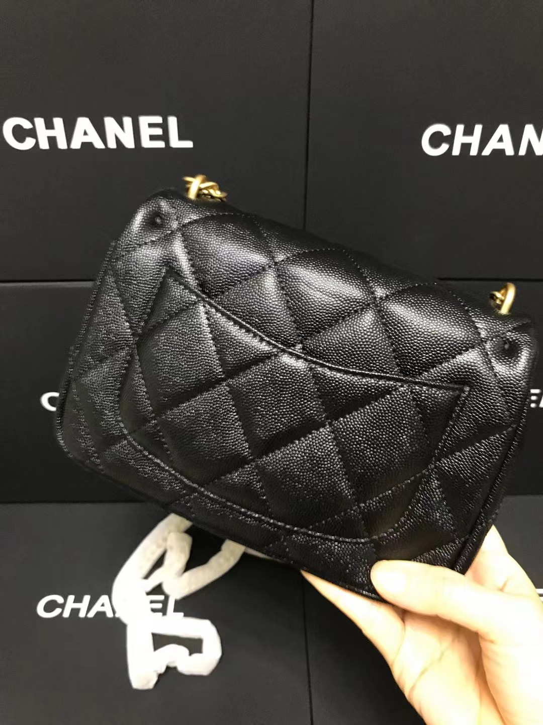 Chanel 升级版方胖子cf型号:AS3829简介: 质量 之作 华丽与气质的前沿 是你意想不到的尊贵