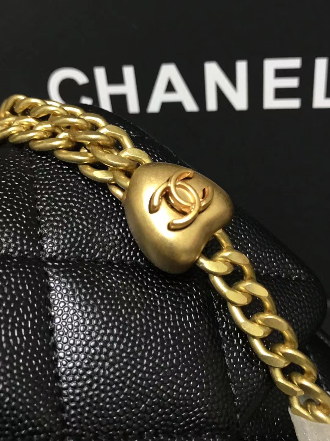 Chanel 升级版方胖子cf型号:AS3829简介: 质量 之作 华丽与气质的前沿 是你意想不到的尊贵