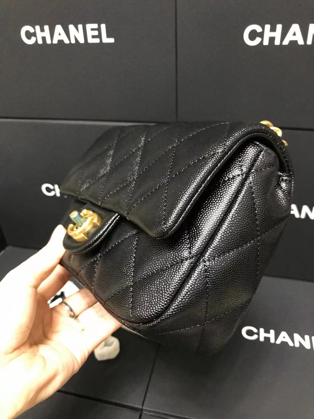 Chanel 升级版方胖子cf型号:AS3829简介: 质量 之作 华丽与气质的前沿 是你意想不到的尊贵