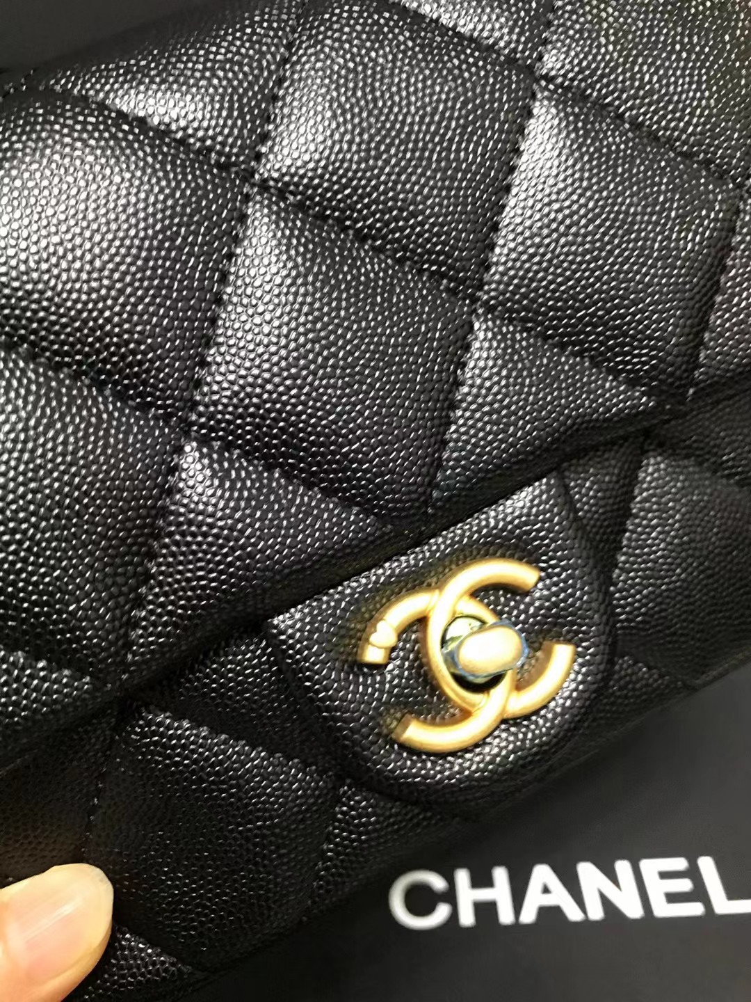 Chanel 升级版方胖子cf型号:AS3829简介: 质量 之作 华丽与气质的前沿 是你意想不到的尊贵