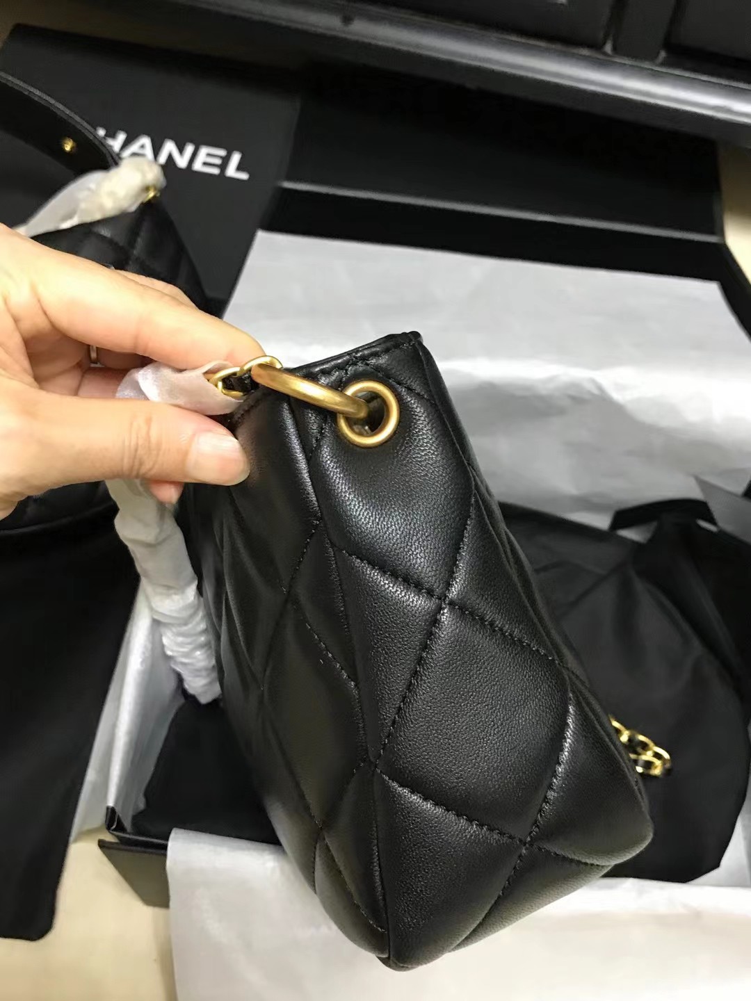 Chanel 升级版型号:AS4859简介: 质量 之作 华丽与气质的前沿 是你意想不到的尊贵