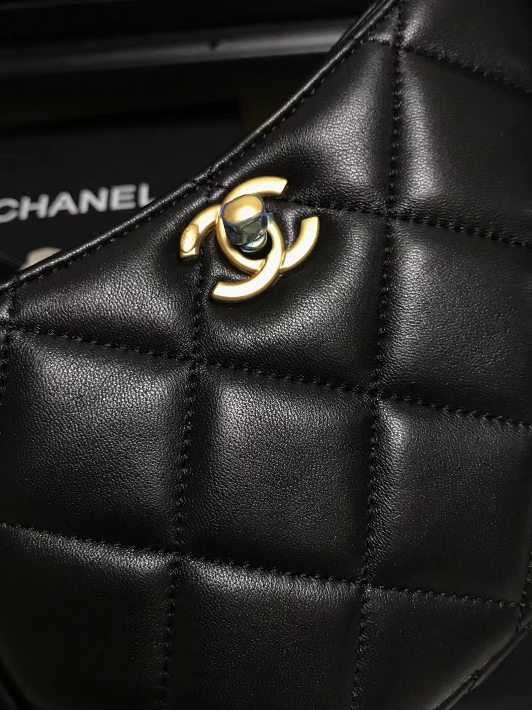 Chanel 升级版型号:AS4859简介: 质量 之作 华丽与气质的前沿 是你意想不到的尊贵