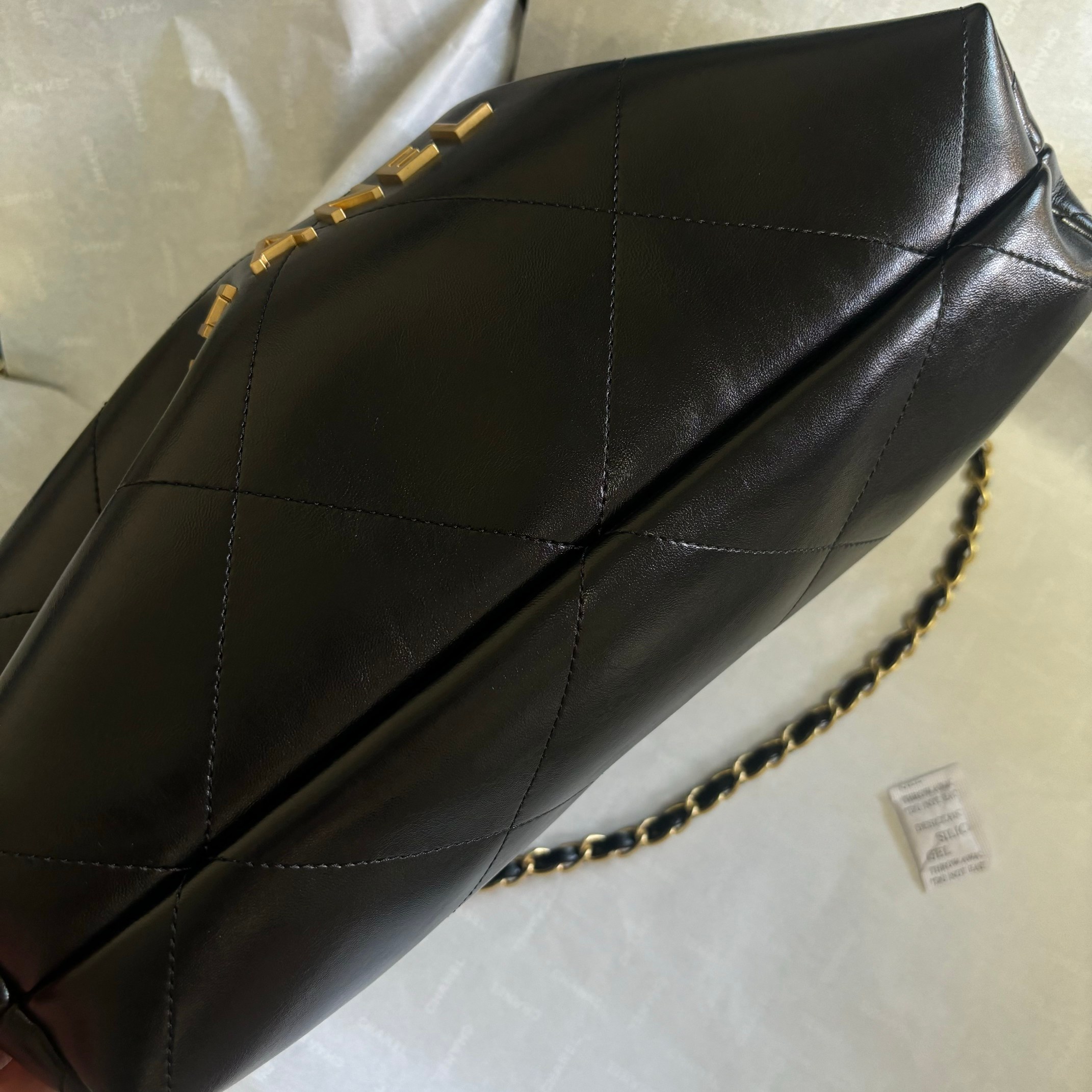 Chanel 升级版新款小香垃圾袋型号:AS3260牛皮简介: 质量 之作 华丽与气质的前沿