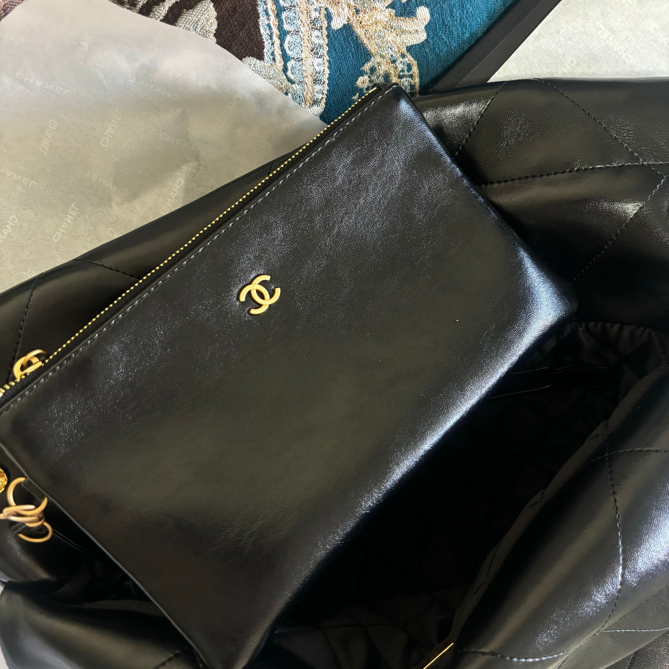 Chanel 升级版新款小香垃圾袋型号:AS3260牛皮简介: 质量 之作 华丽与气质的前沿