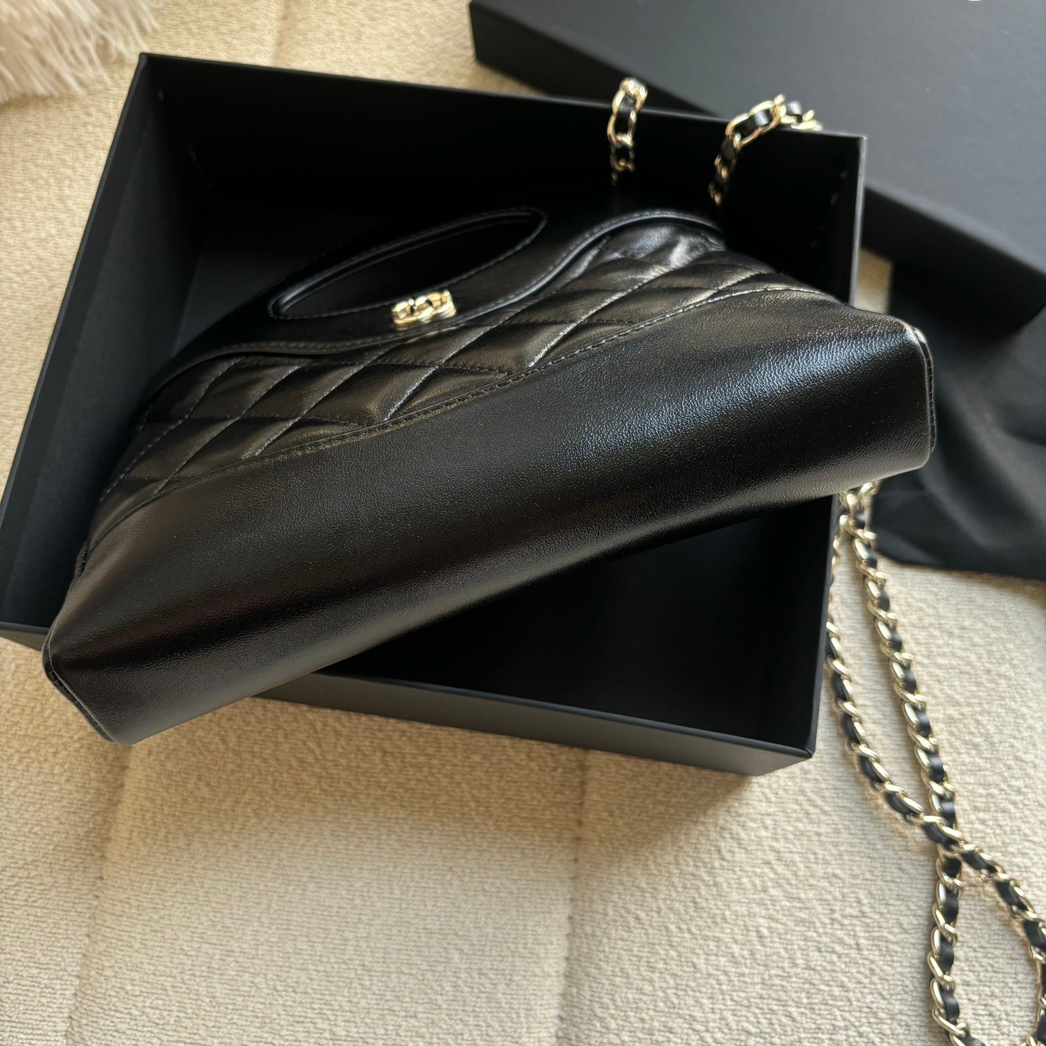 Chanel 升级版小香手拿包型号:AS3656简介: 质量 之作 华丽与气质的前沿 是你意想不到的尊贵