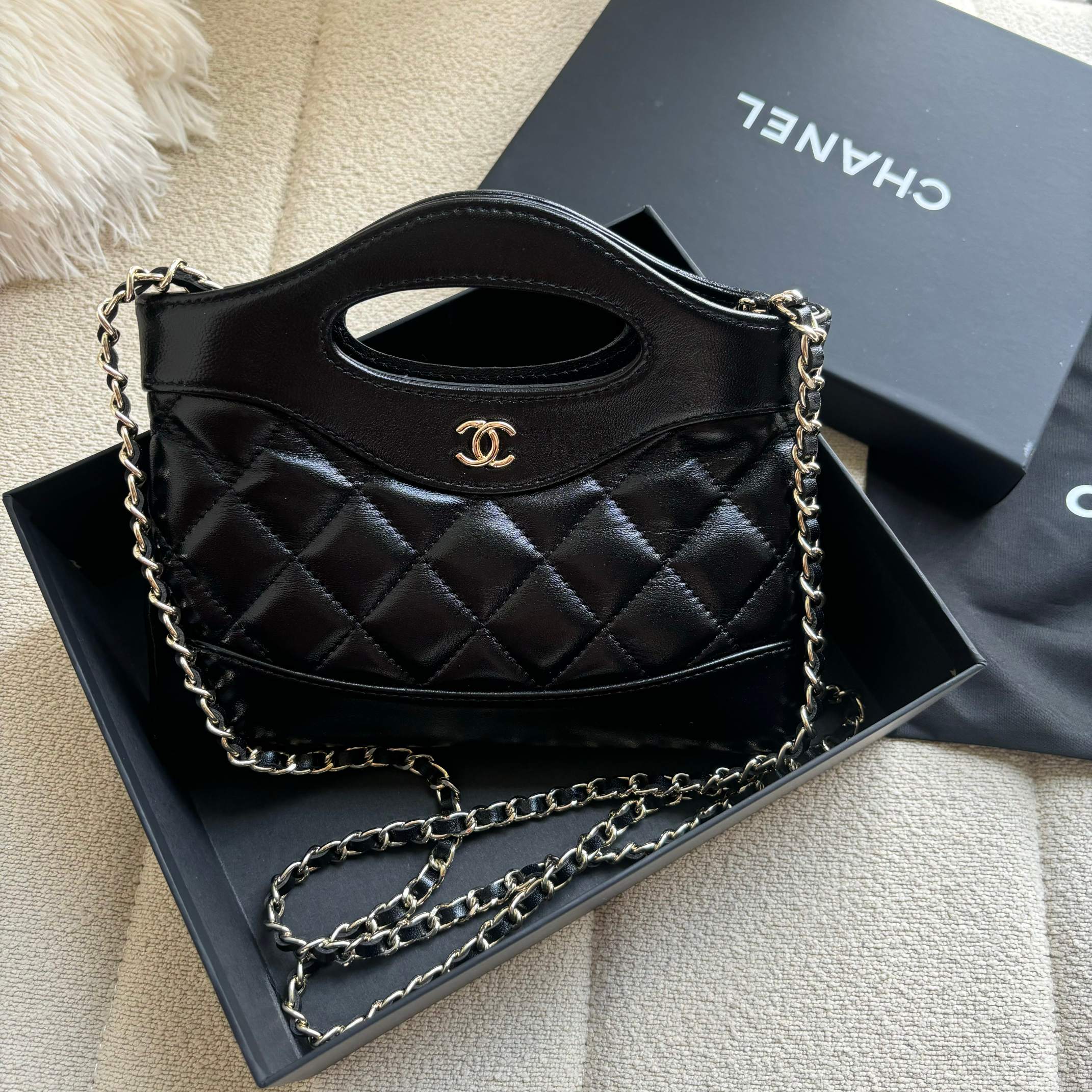 Chanel 升级版小香手拿包型号:AS3656简介: 质量 之作 华丽与气质的前沿 是你意想不到的尊贵