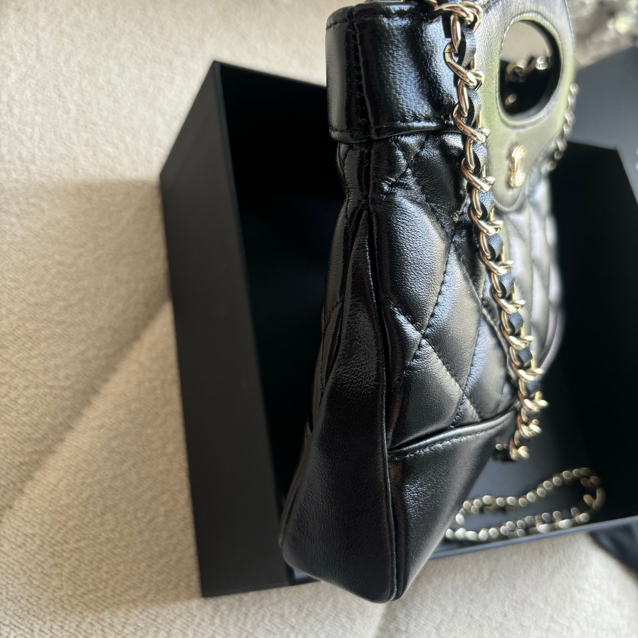 Chanel 升级版小香手拿包型号:AS3656简介: 质量 之作 华丽与气质的前沿 是你意想不到的尊贵