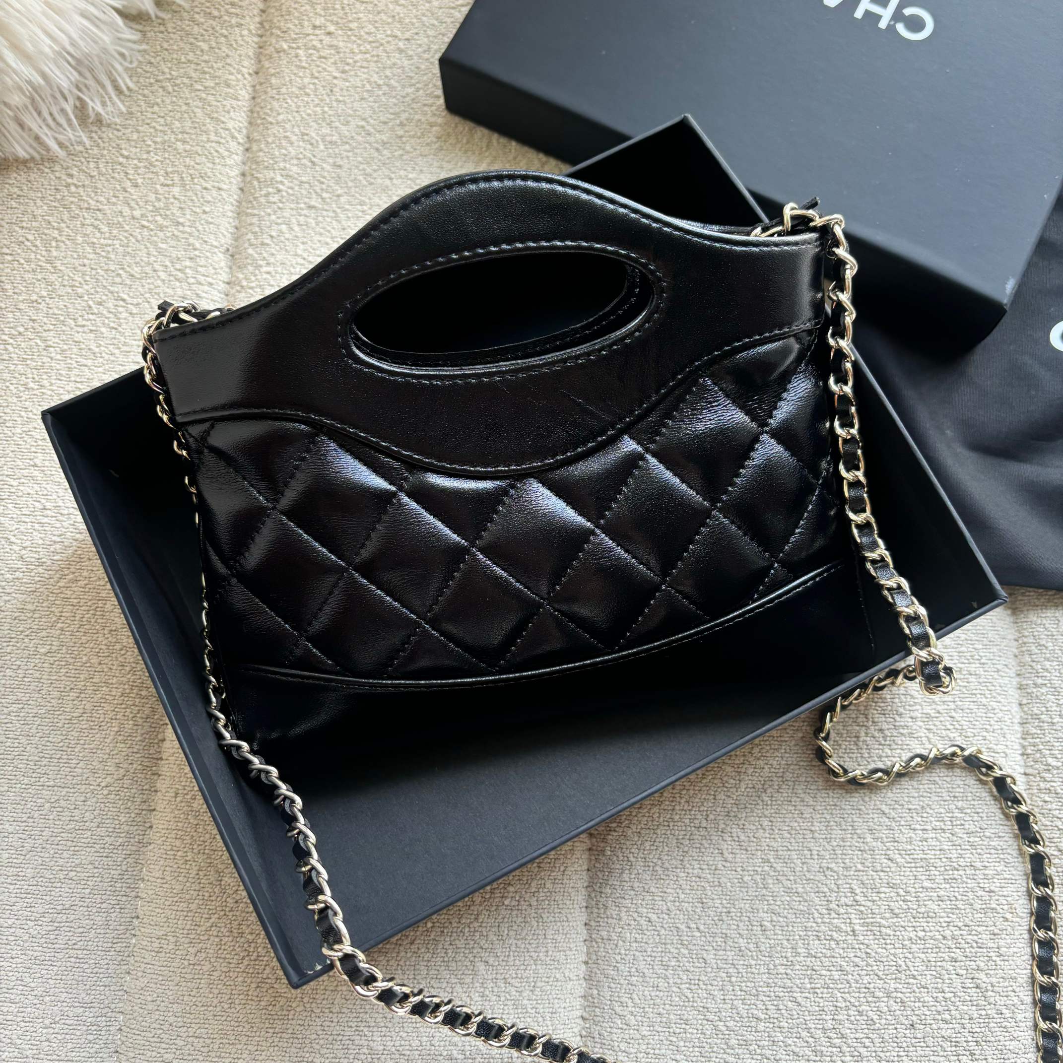 Chanel 升级版小香手拿包型号:AS3656简介: 质量 之作 华丽与气质的前沿 是你意想不到的尊贵