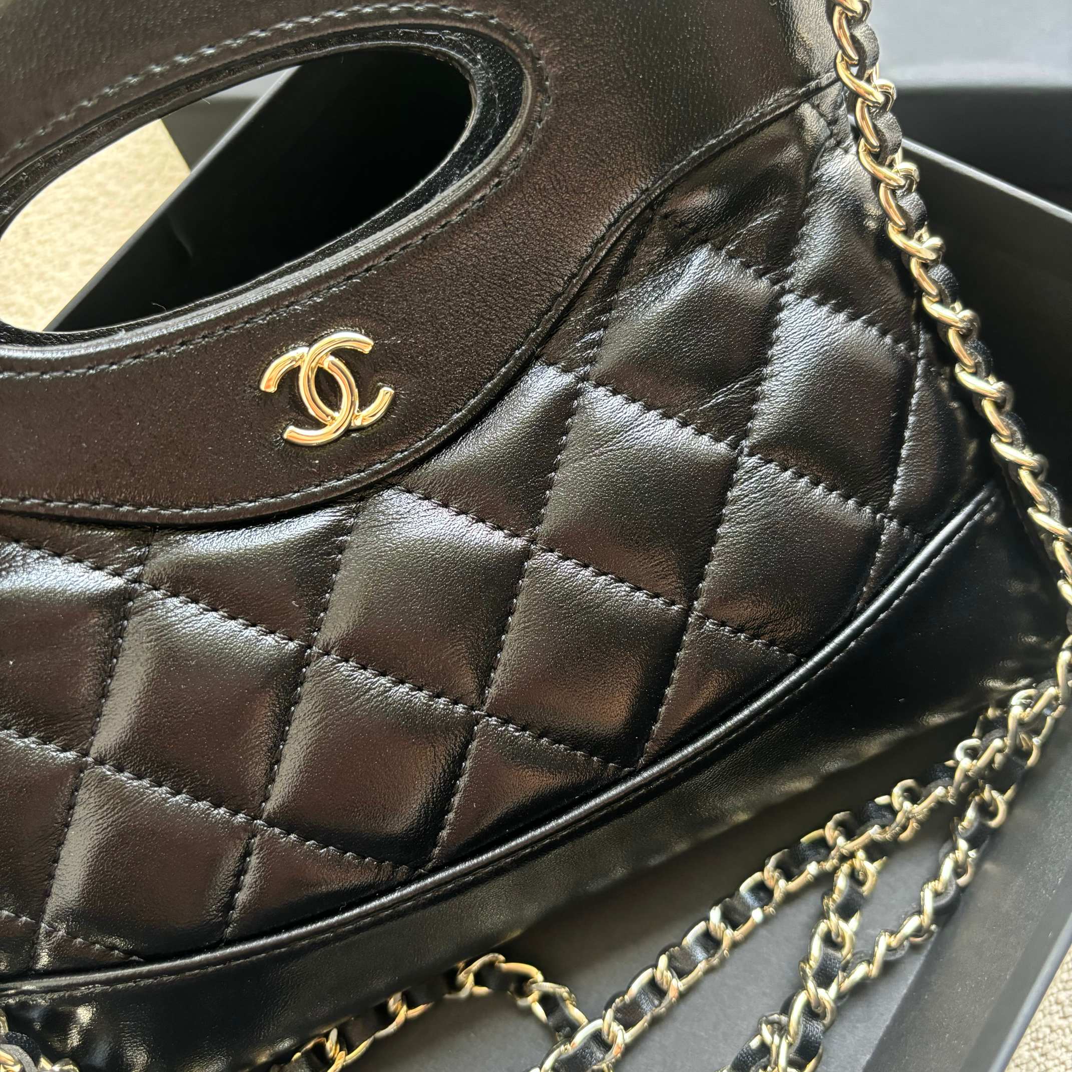 Chanel 升级版小香手拿包型号:AS3656简介: 质量 之作 华丽与气质的前沿 是你意想不到的尊贵