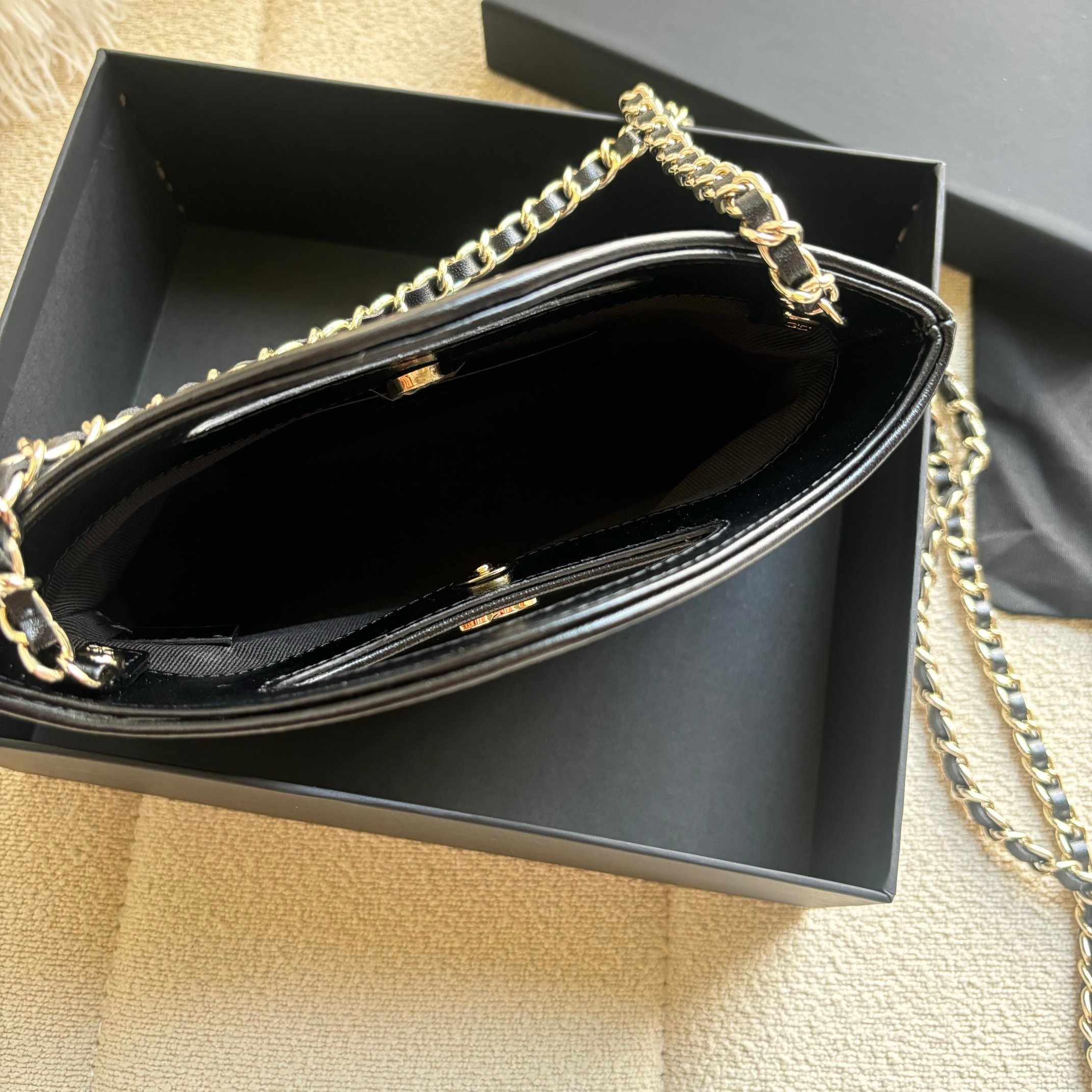 Chanel 升级版小香手拿包型号:AS3656简介: 质量 之作 华丽与气质的前沿 是你意想不到的尊贵