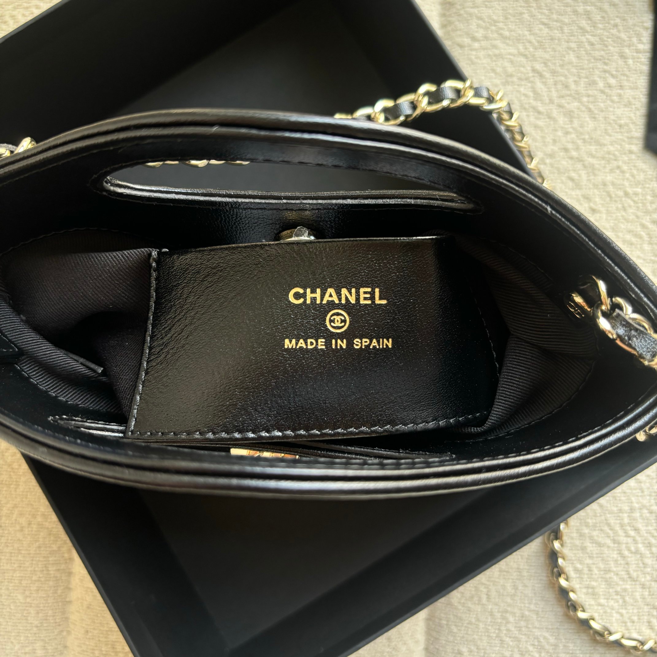 Chanel 升级版小香手拿包型号:AS3656简介: 质量 之作 华丽与气质的前沿 是你意想不到的尊贵