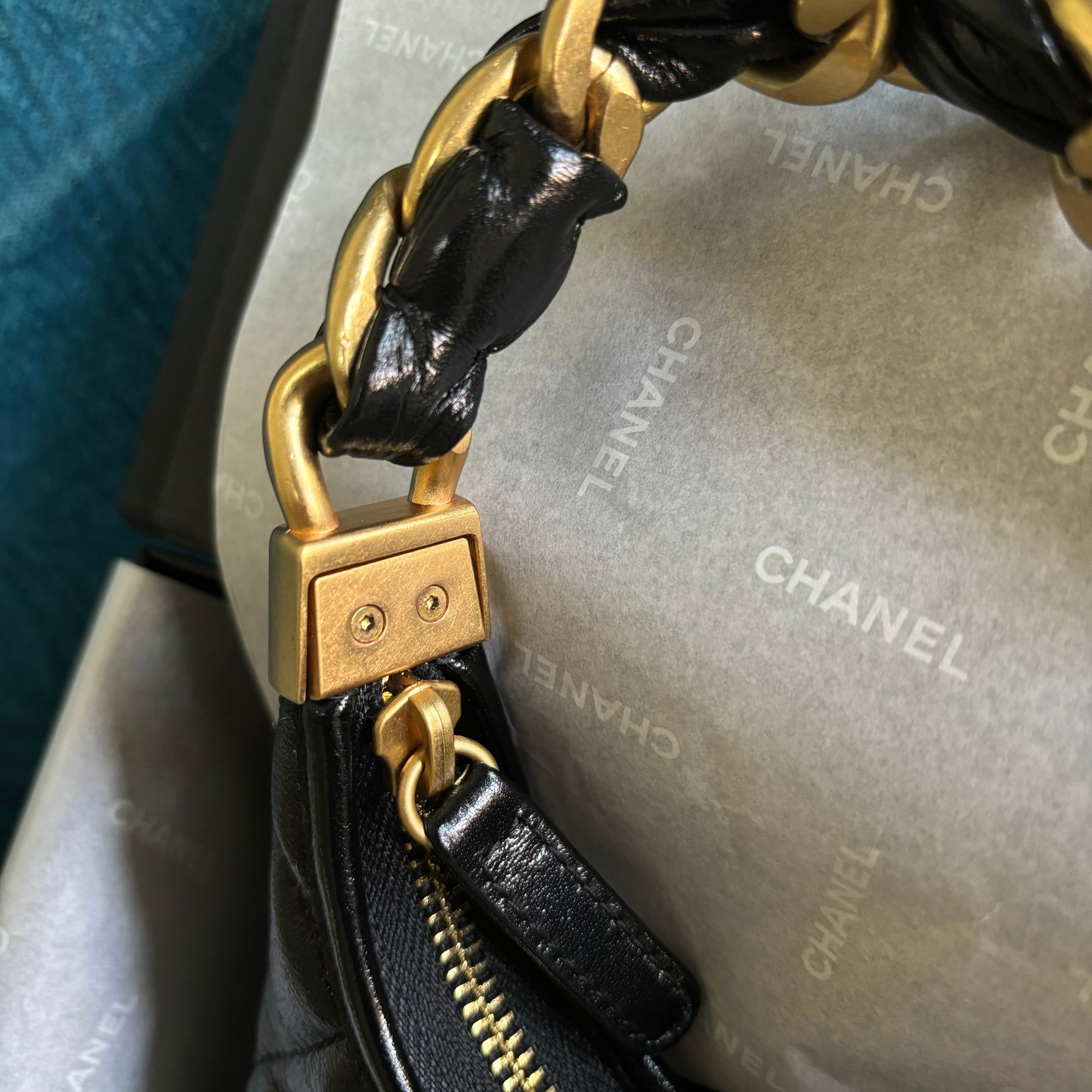 Chanel 小号升级版小香腋下包型号:AS4922简介: 质量 之作 华丽与气质的前沿 是你意想不到的尊贵