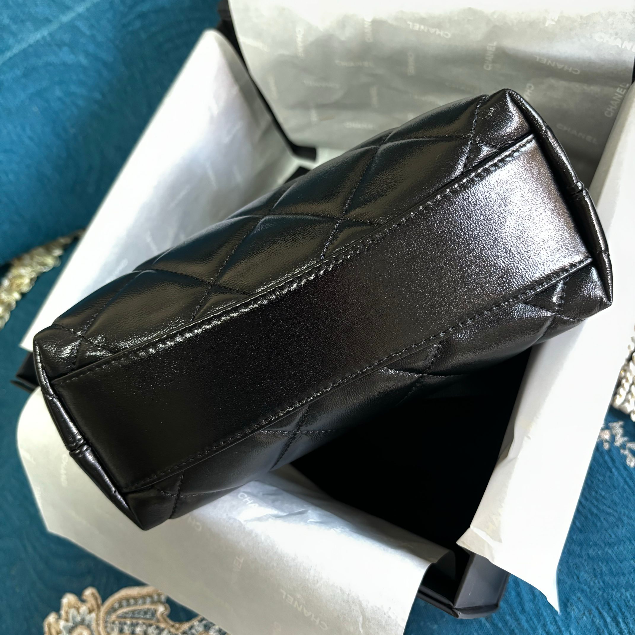 Chanel 小号升级版小香腋下包型号:AS4922简介: 质量 之作 华丽与气质的前沿 是你意想不到的尊贵