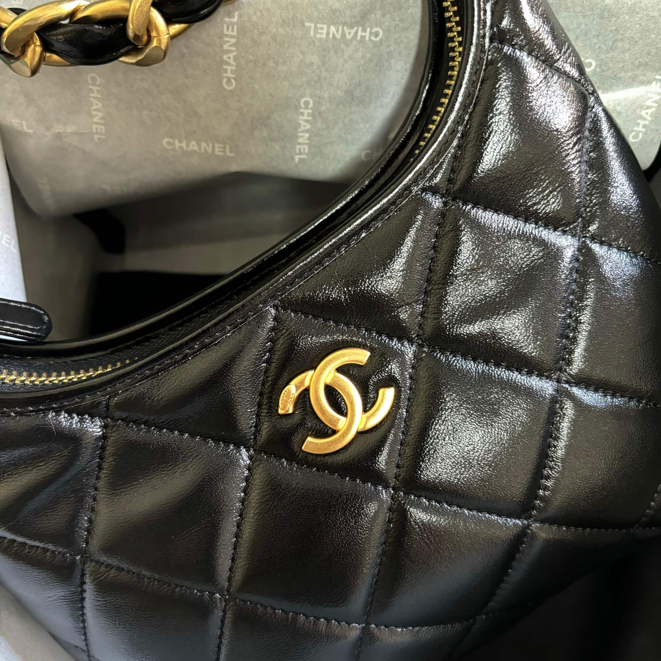 Chanel 小号升级版小香腋下包型号:AS4922简介: 质量 之作 华丽与气质的前沿 是你意想不到的尊贵