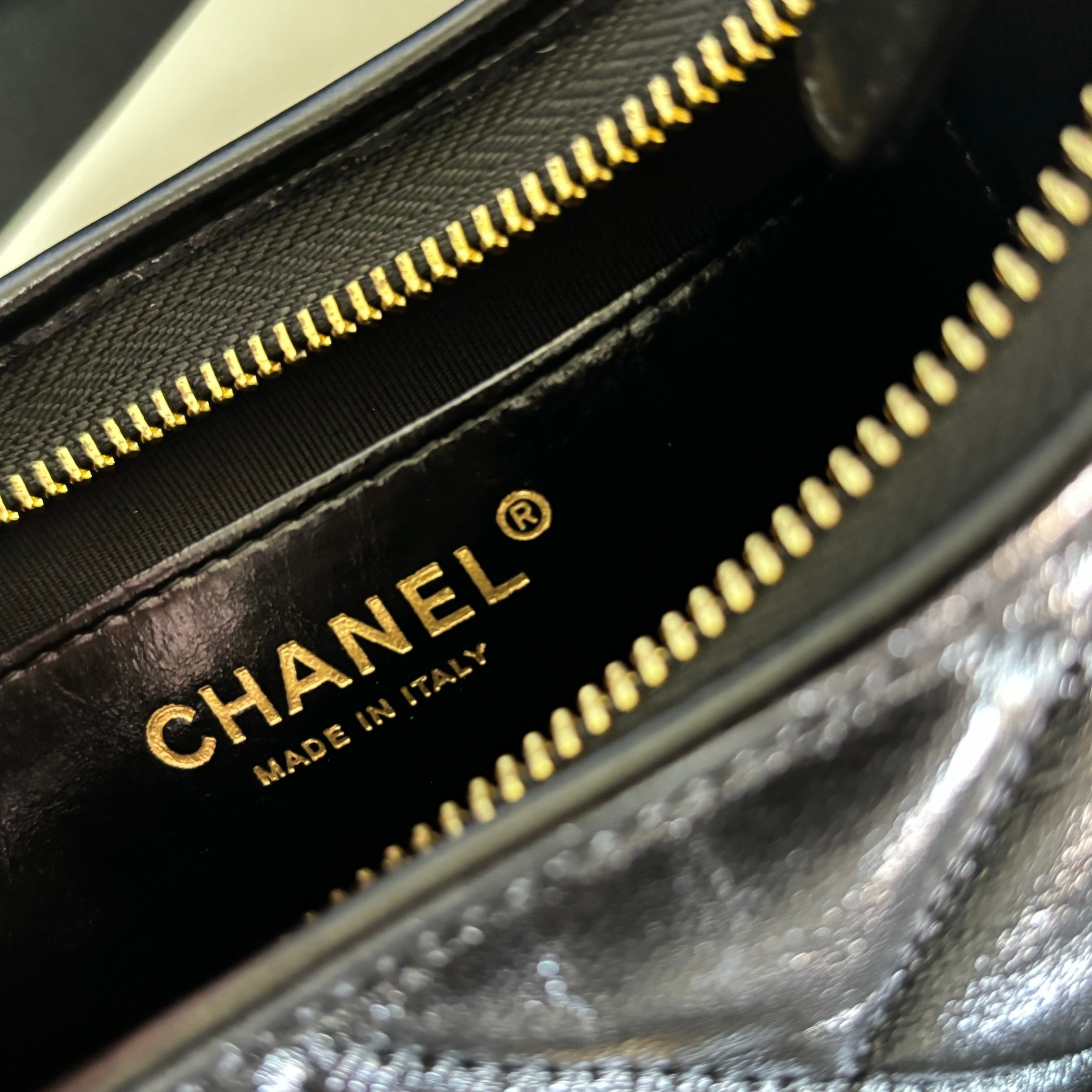 Chanel 小号升级版小香腋下包型号:AS4922简介: 质量 之作 华丽与气质的前沿 是你意想不到的尊贵