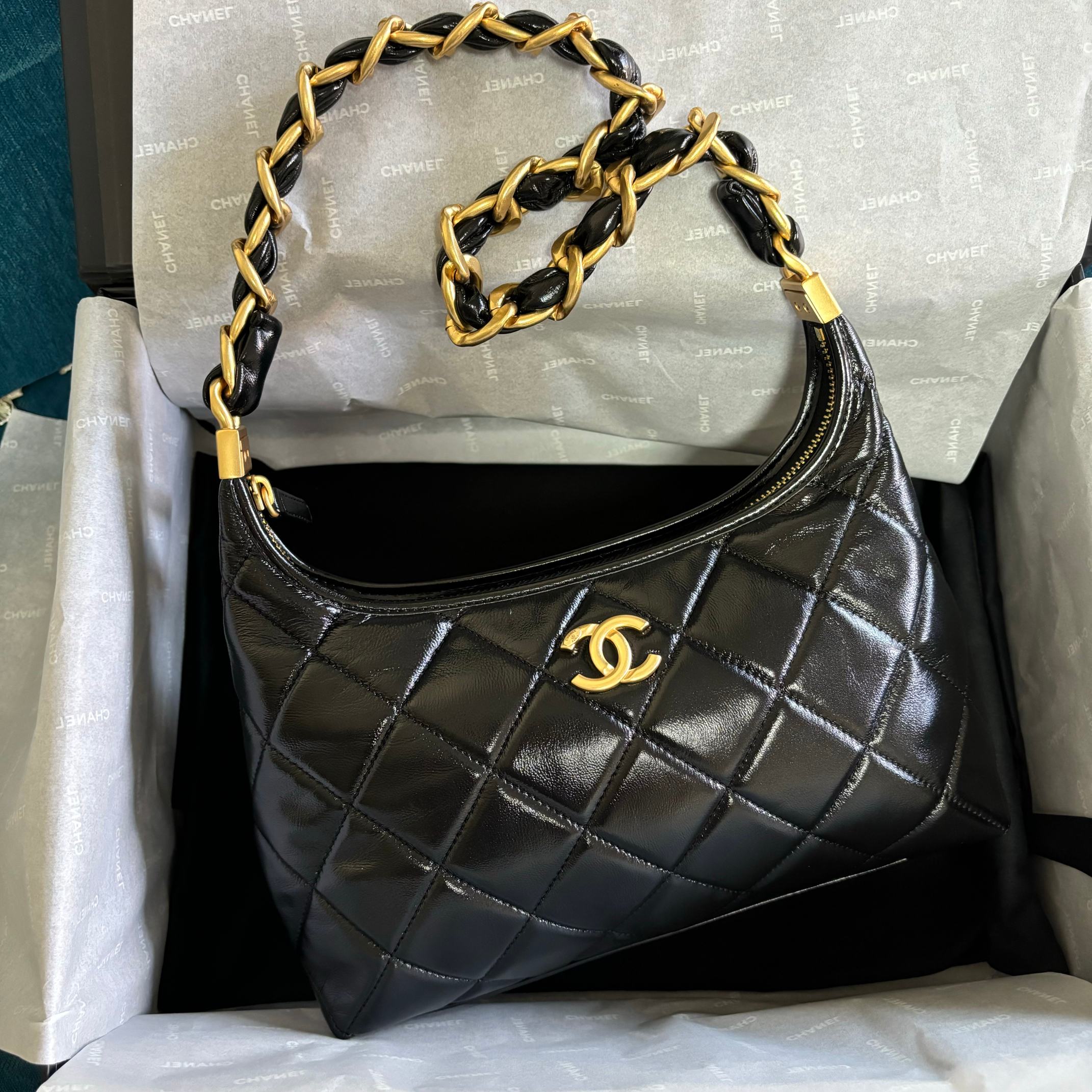 Chanel 小号升级版小香腋下包型号:AS4922简介: 质量 之作 华丽与气质的前沿 是你意想不到的尊贵