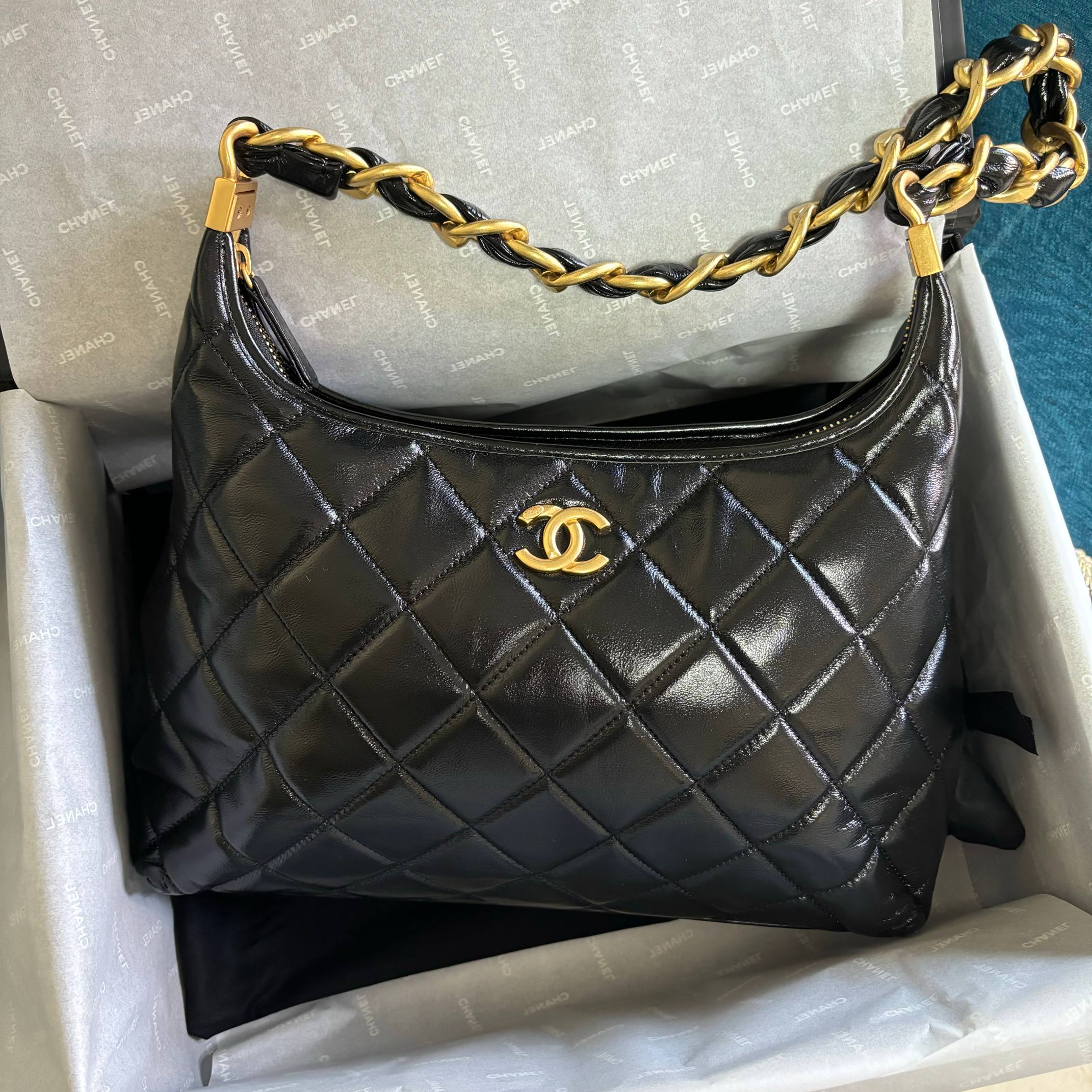 Chanel 大号升级版腋下包型号:AS4923简介: 质量 之作 华丽与气质的前沿 是你意想不到的尊贵