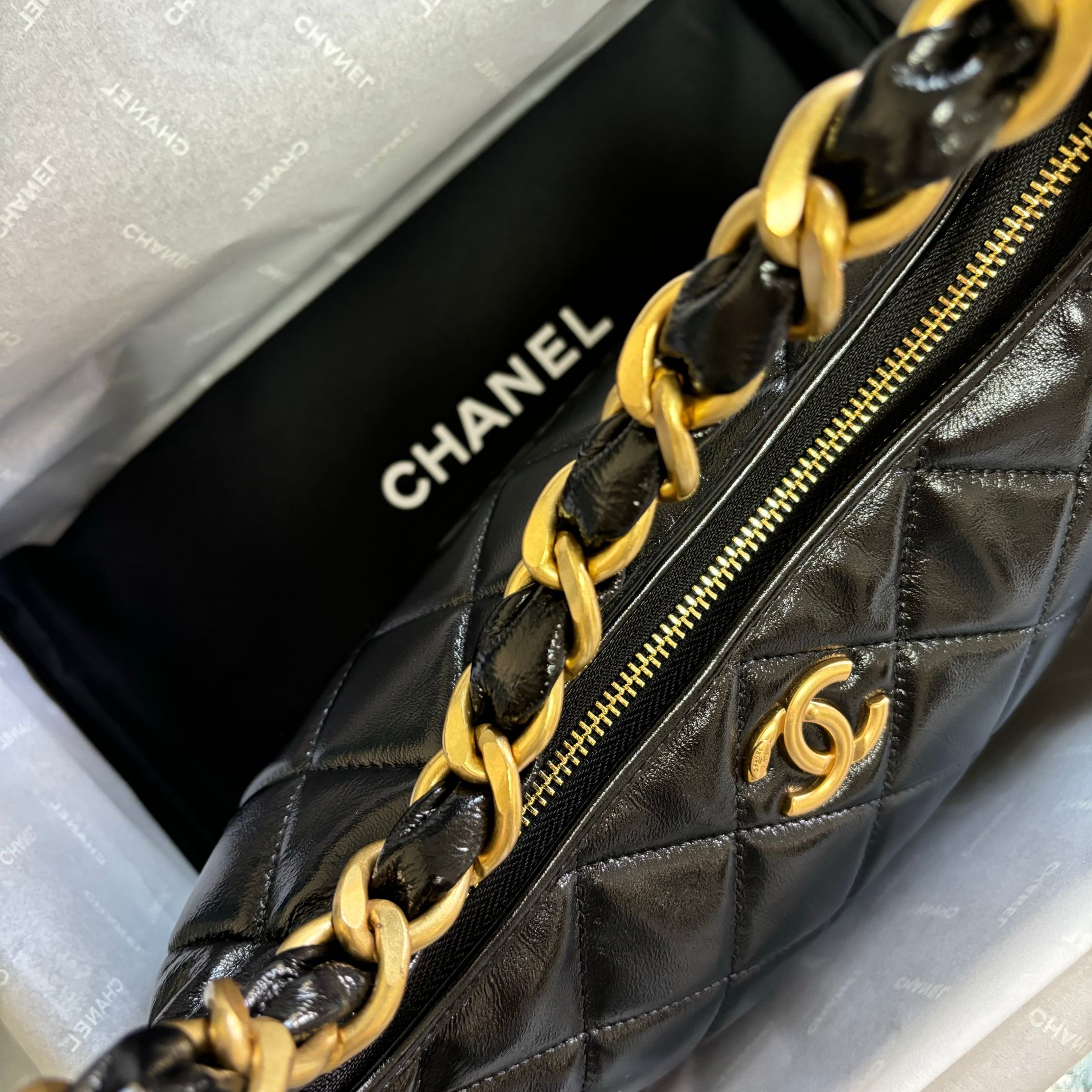 Chanel 大号升级版腋下包型号:AS4923简介: 质量 之作 华丽与气质的前沿 是你意想不到的尊贵