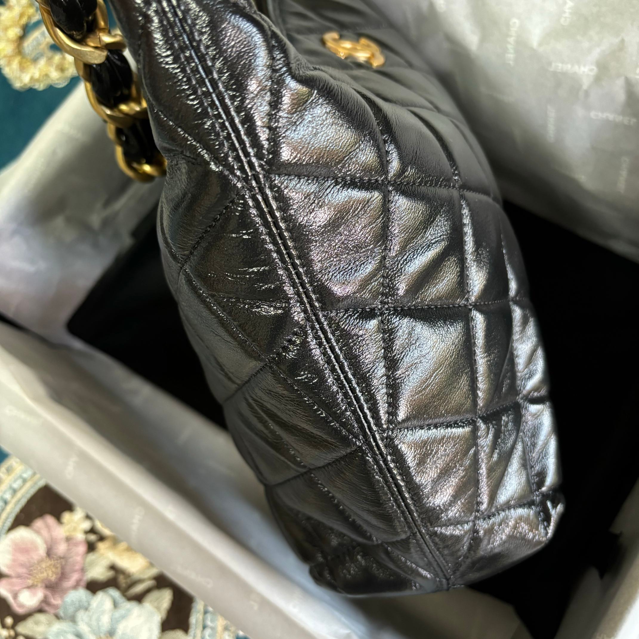 Chanel 大号升级版腋下包型号:AS4923简介: 质量 之作 华丽与气质的前沿 是你意想不到的尊贵