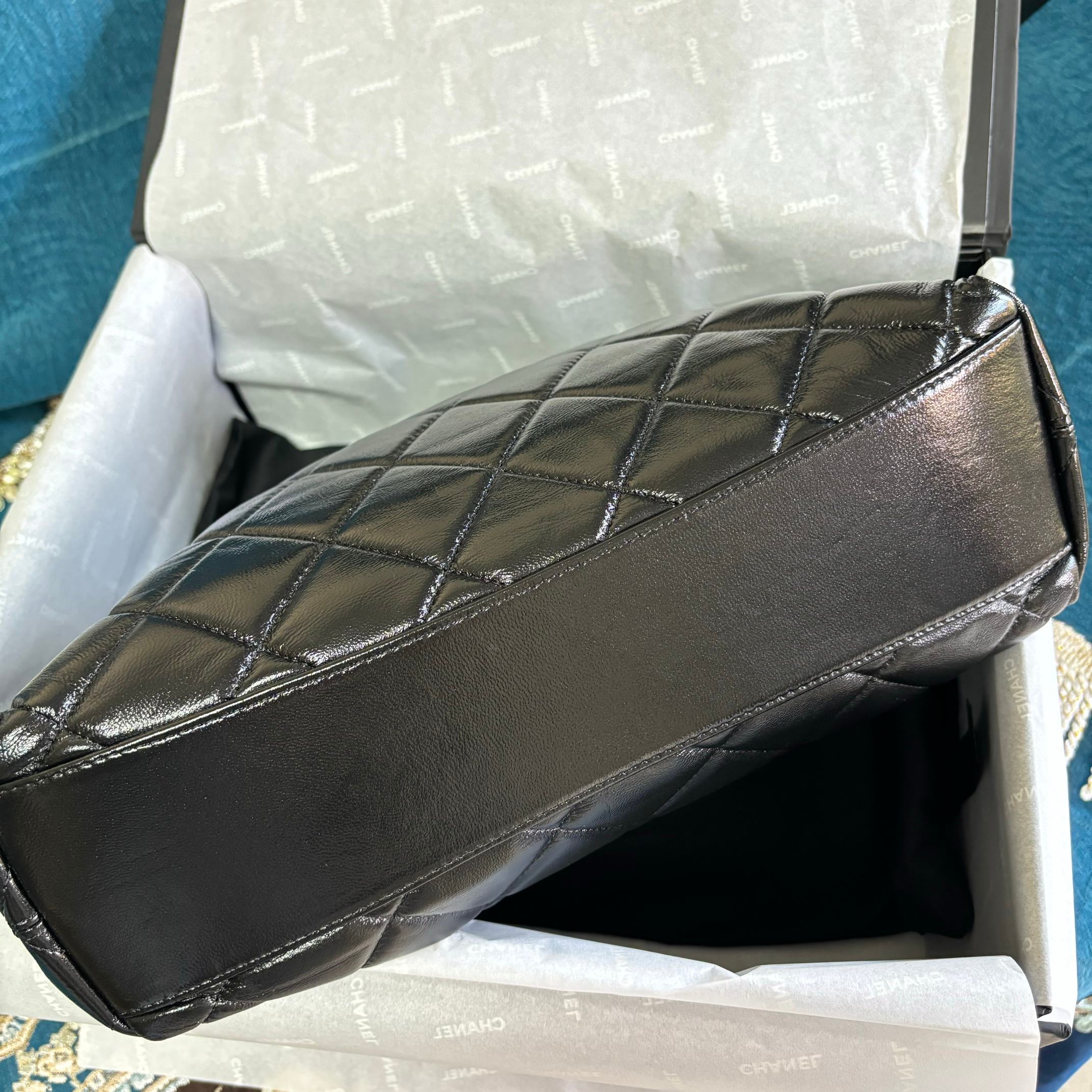 Chanel 大号升级版腋下包型号:AS4923简介: 质量 之作 华丽与气质的前沿 是你意想不到的尊贵