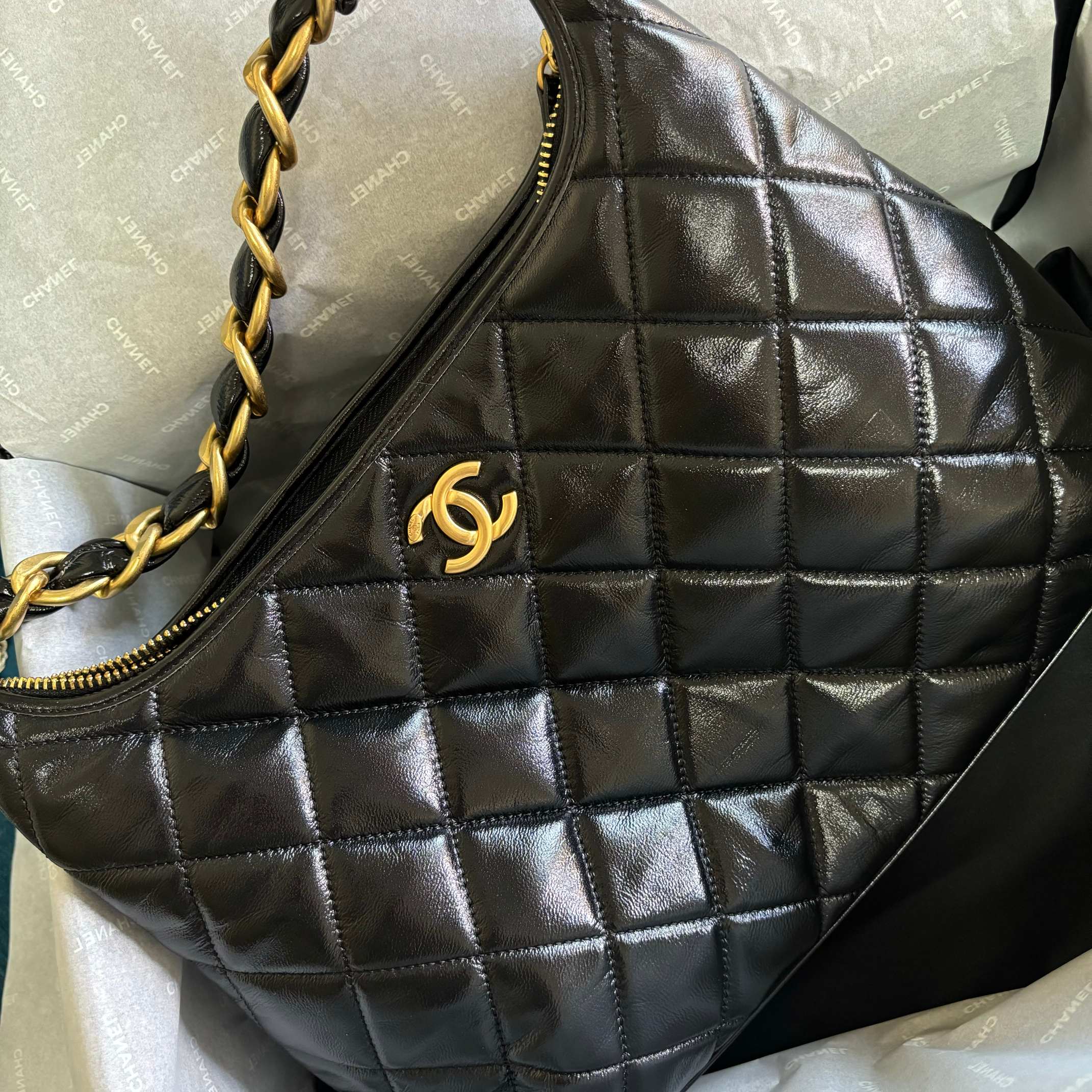 Chanel 大号升级版腋下包型号:AS4923简介: 质量 之作 华丽与气质的前沿 是你意想不到的尊贵