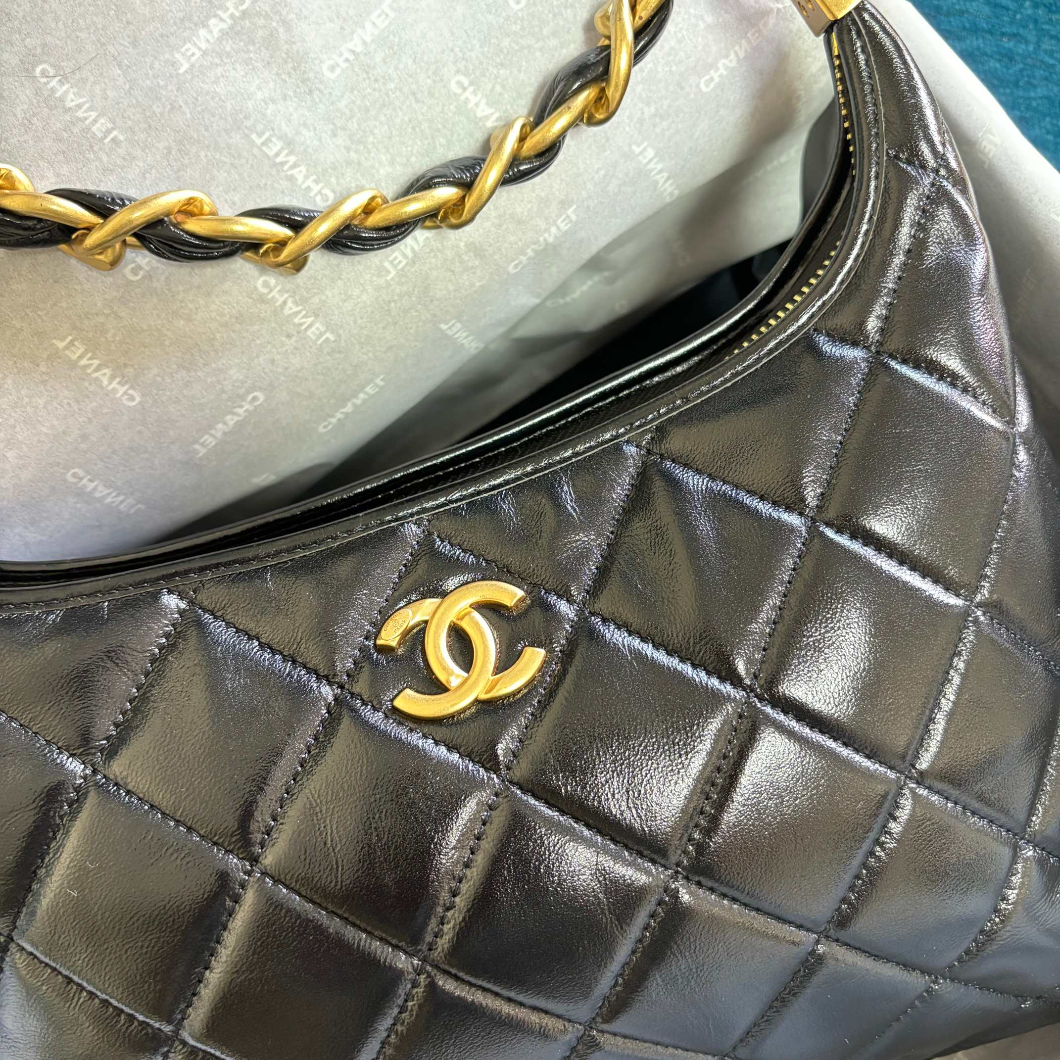 Chanel 大号升级版腋下包型号:AS4923简介: 质量 之作 华丽与气质的前沿 是你意想不到的尊贵