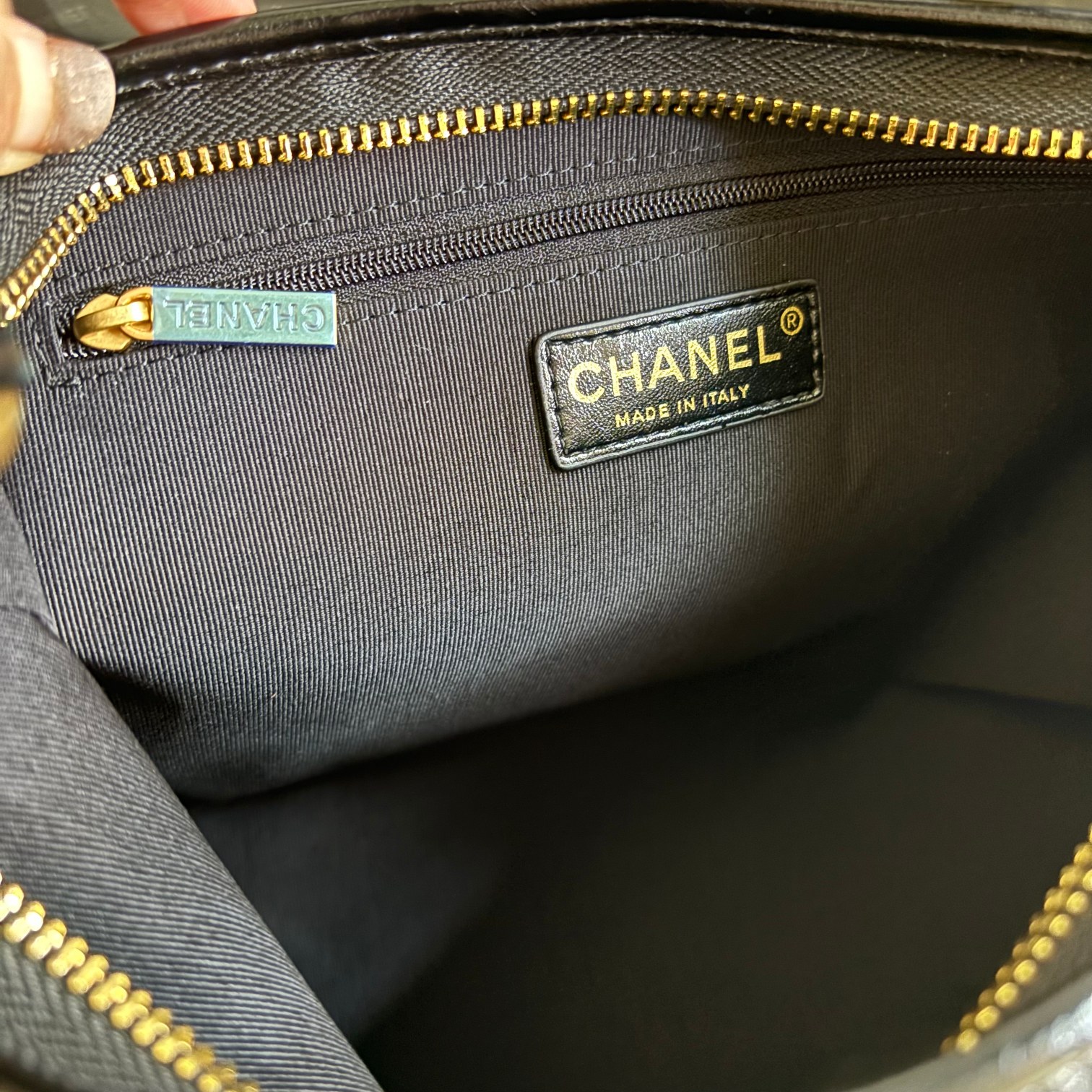 Chanel 大号升级版腋下包型号:AS4923简介: 质量 之作 华丽与气质的前沿 是你意想不到的尊贵