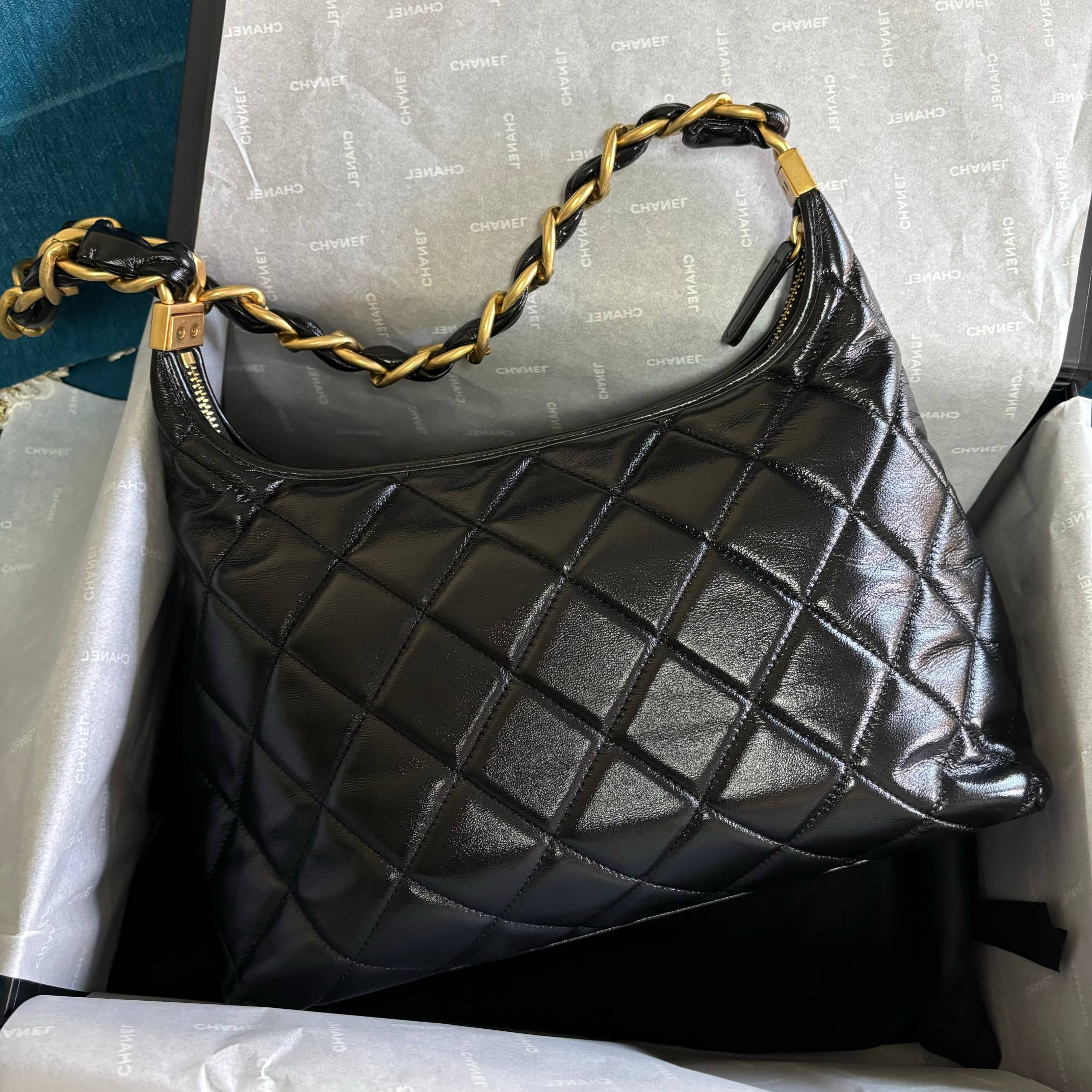 Chanel 大号升级版腋下包型号:AS4923简介: 质量 之作 华丽与气质的前沿 是你意想不到的尊贵