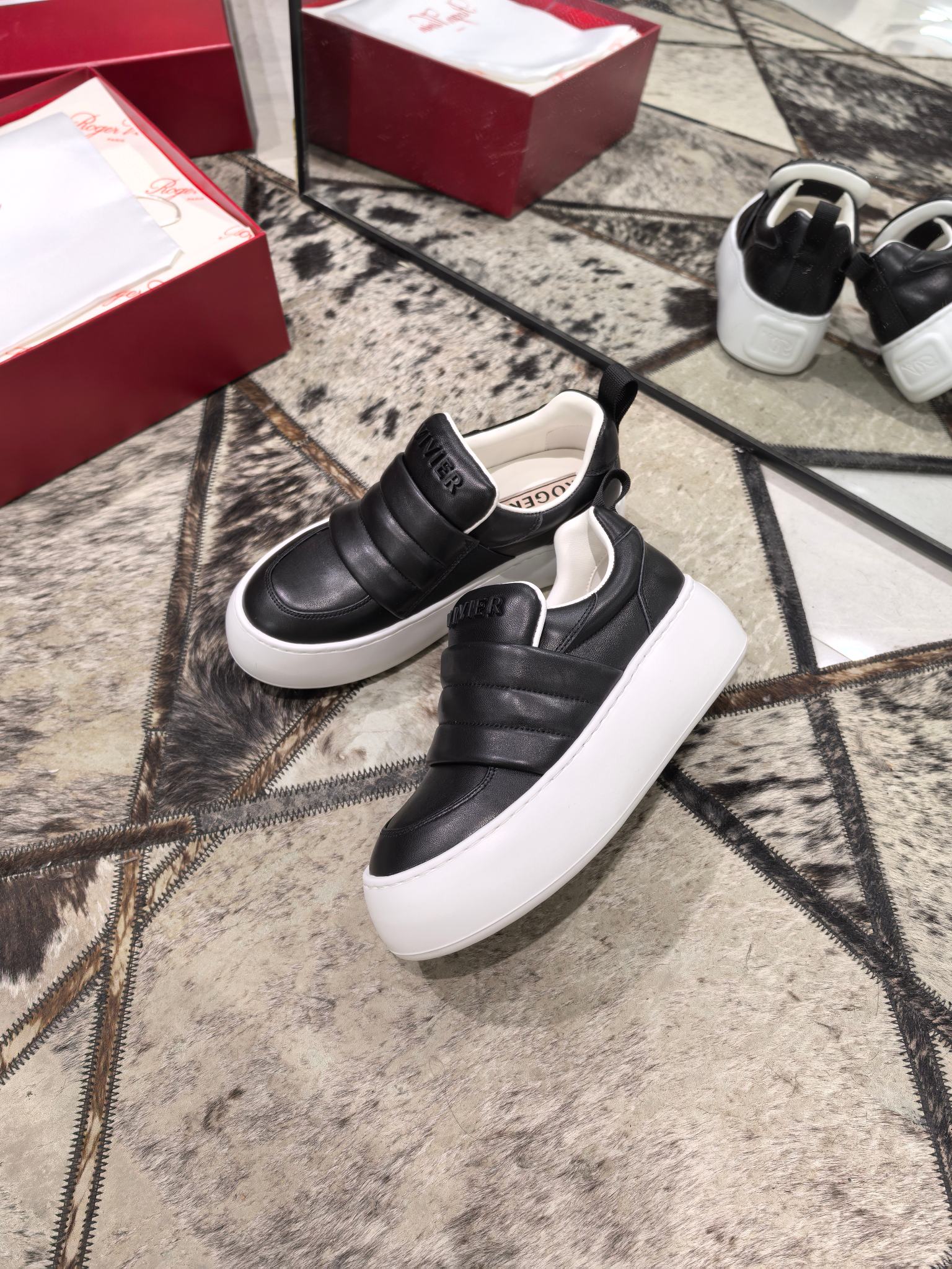 [Roger Vivier Women