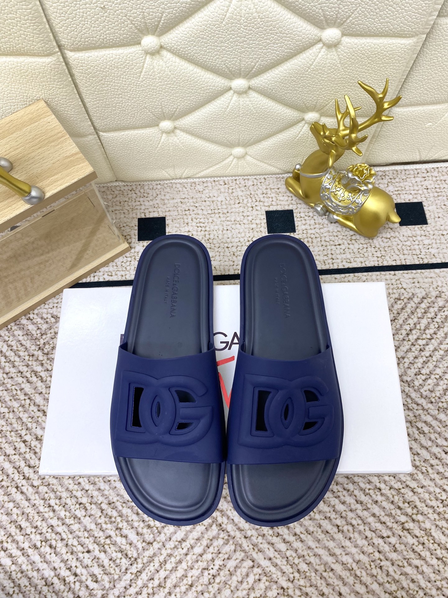 NO:413550,Dolce & gabbana (DG) official website synchronizes new style slippers fashion hot style: 1 exclusive model opening unique brand style logo upper original private model outsole size: 38-44 (45 customized customization without return or exchange), slippers, Dolce & Gabbana, slippers19860909Dolce & gabbana（DG）官网同步新款拖鞋时尚爆款:1独家开模独有的品牌风格logo鞋面原厂私模大底 码数:38-44（45订做不退换）,拖鞋,Dolce&Gabbana,slippers,Women's Shoes