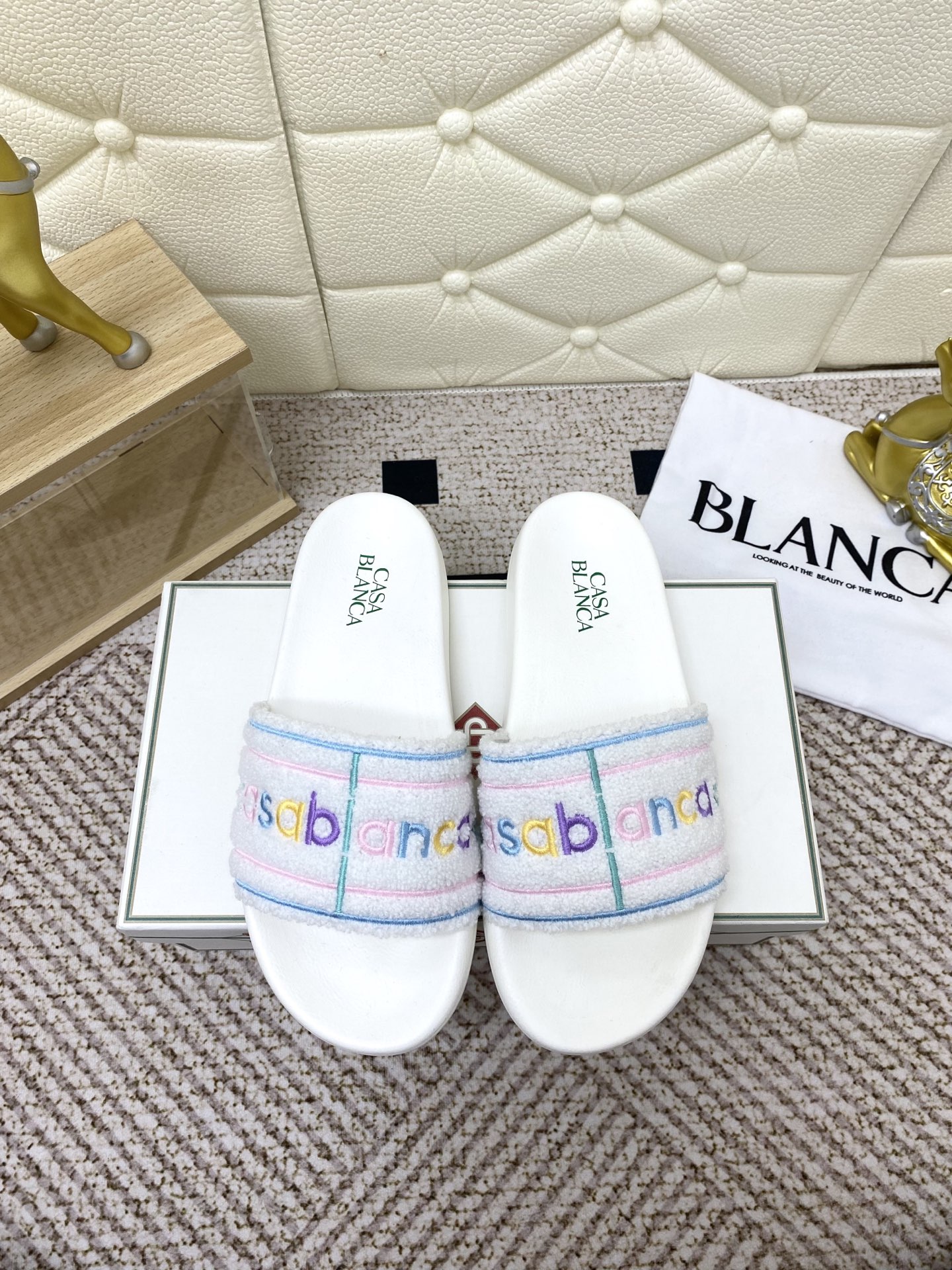 NO:413539,CASA BLANCA slippers Founded by Charaf Tajer, a Moroccan fashion designer in Paris, France, is designed in Paris. The brand incorporates various elements such as Paris's lazy temperament and the exotic style of Morocco, North Africa (especially the city of Casablanca). The upper original development embroidery, outsole, mold opening, comfortable, size 39-46, slippers, slippers19860909CASA BLANCA（卡萨布兰卡）拖鞋 法国巴黎的摩洛哥裔时装设计师Charaf Tajer创立 ,品牌在巴黎设计.该品牌融入了巴黎的慵懒气质、北非摩洛哥（尤其是城市卡萨布兰卡）的异域风情等多元元素 . 鞋面 原版开发 刺绣 大底 开模 舒适 码数 39-46,拖鞋,slippers,Women's Shoes