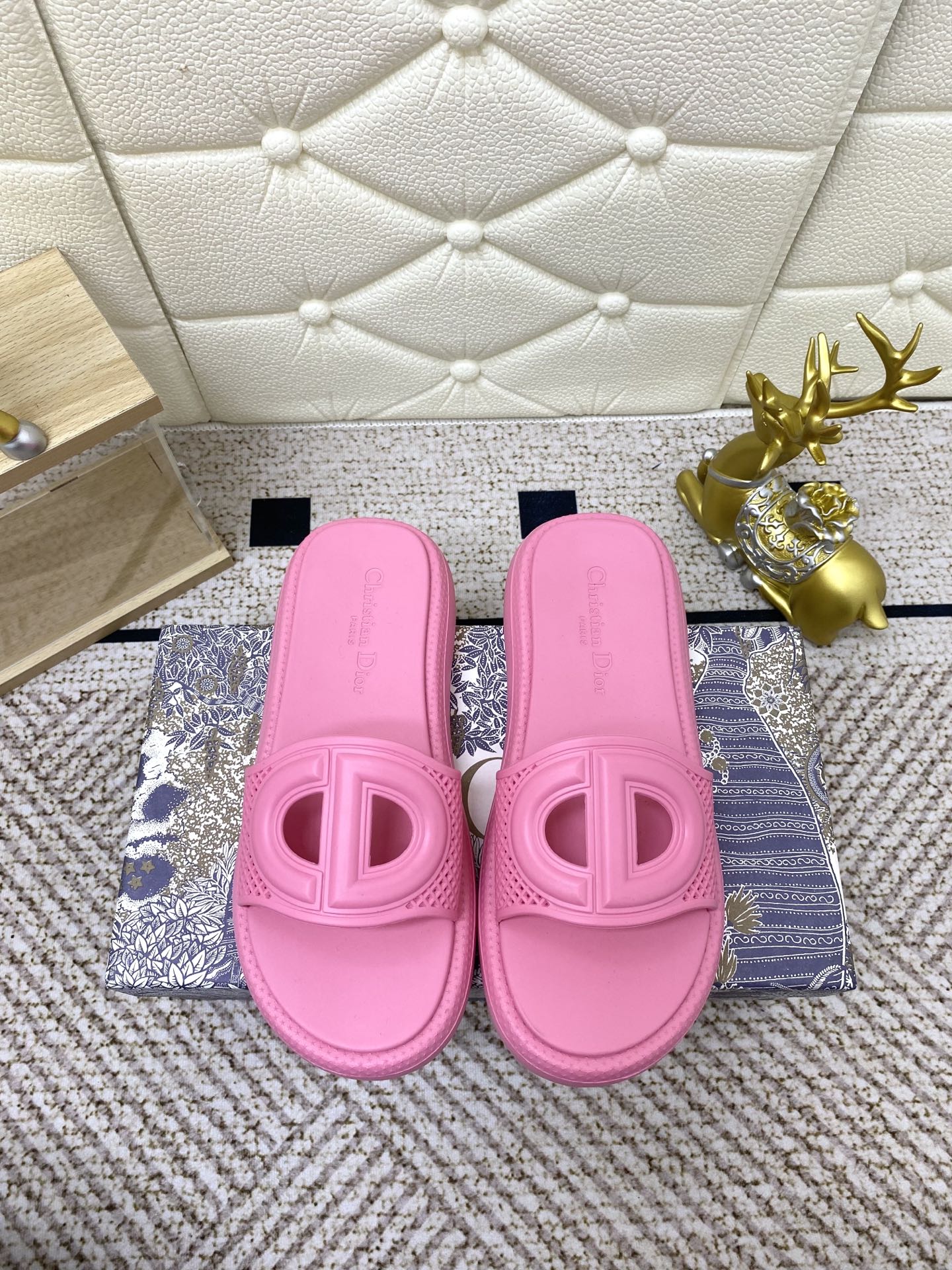NO:413545,Dior's latest 2025 spring latest thick-soled wide-version slippers. The shoe sole lace mold is the best to make, with a heavy-duty single-size single-mode, without changing the size, soft and comfortable, full of details!  Material: TPU+IP vacuum foaming, IP injection ultra-light large bottom, lighter and more comfortable than the original, integrated molding, lighter and more comfortable than the original!  Size: 36-41, slippers, dior, slippers19860909Dior最新2025春季最新款厚底宽版拖鞋 鞋子鞋底鞋带模具开模最好制作,重金单码单模,不改码数,柔软舒适,细节满满！ 材质: TPU+IP真空发泡,IP射出超轻大底,比原版更轻便舒适,一体成型,比原版更轻便舒适！ 码数:36-41,拖鞋,dior,slippers,Women's Shoes
