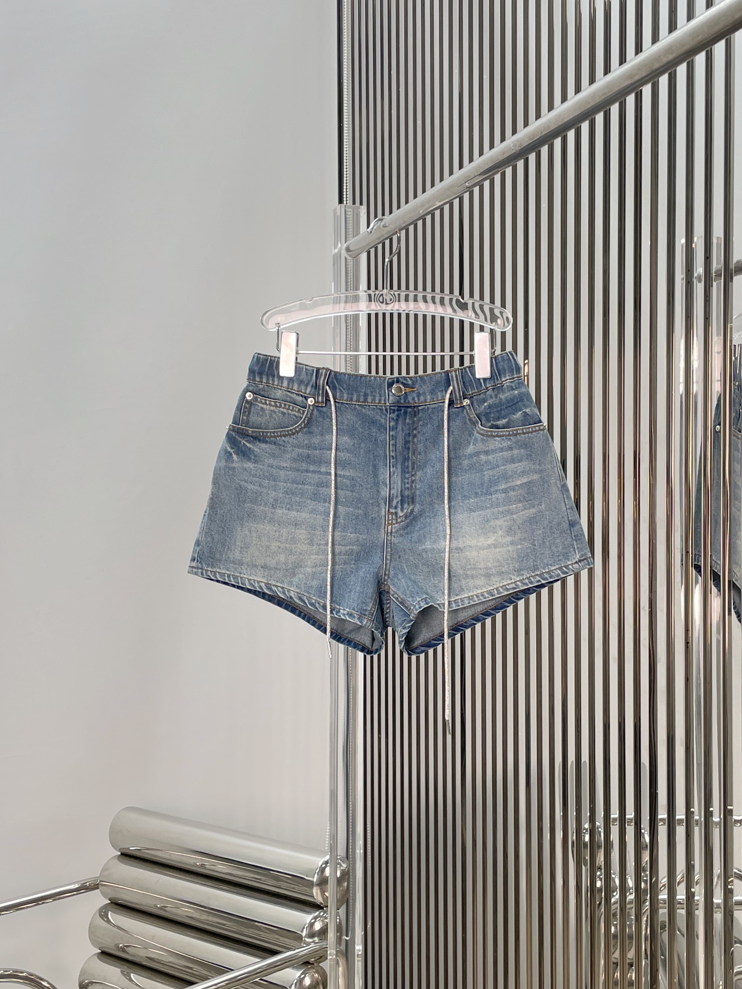 NO:868895,[Love] New style [Love]! The latest AW 26NEW diamond drawstring denim shorts. Size XS SML.,,shorts,19860909[爱心]新款[爱心]!最新AW 26NEW 闪钻抽绳牛仔短裤.尺码XS SML.,,shorts,,Women's clothing