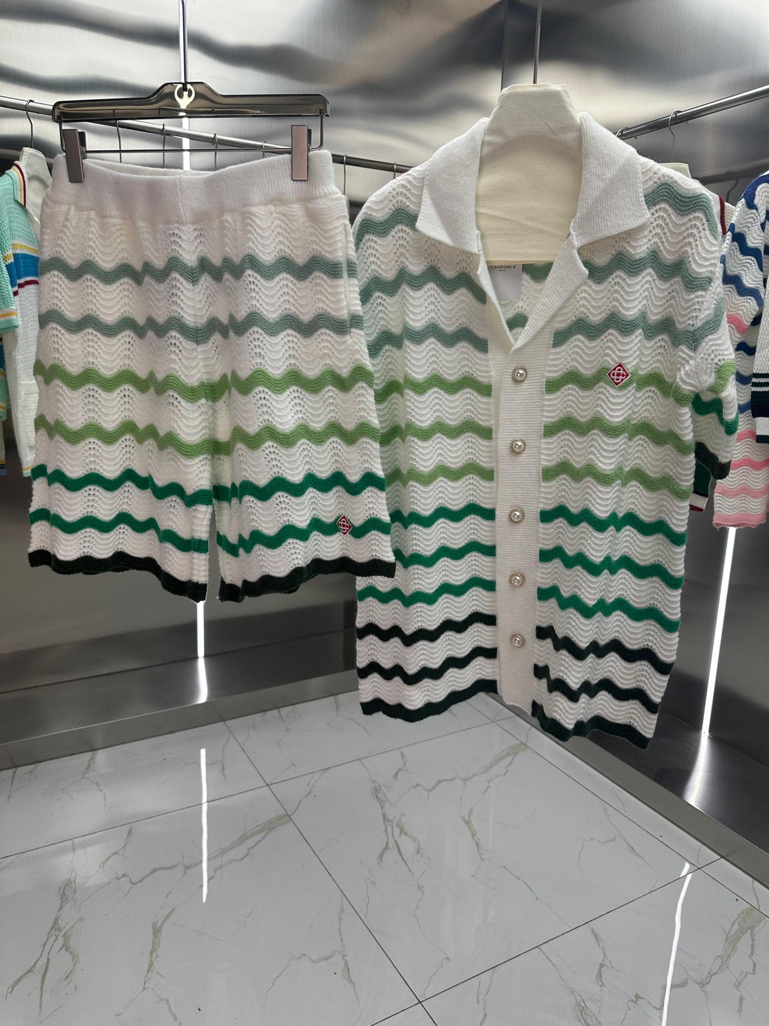 Casablanca 25 años nueva temporada primavera/verano, conjunto de manga corta tejido de punto con ondas y colores combin…