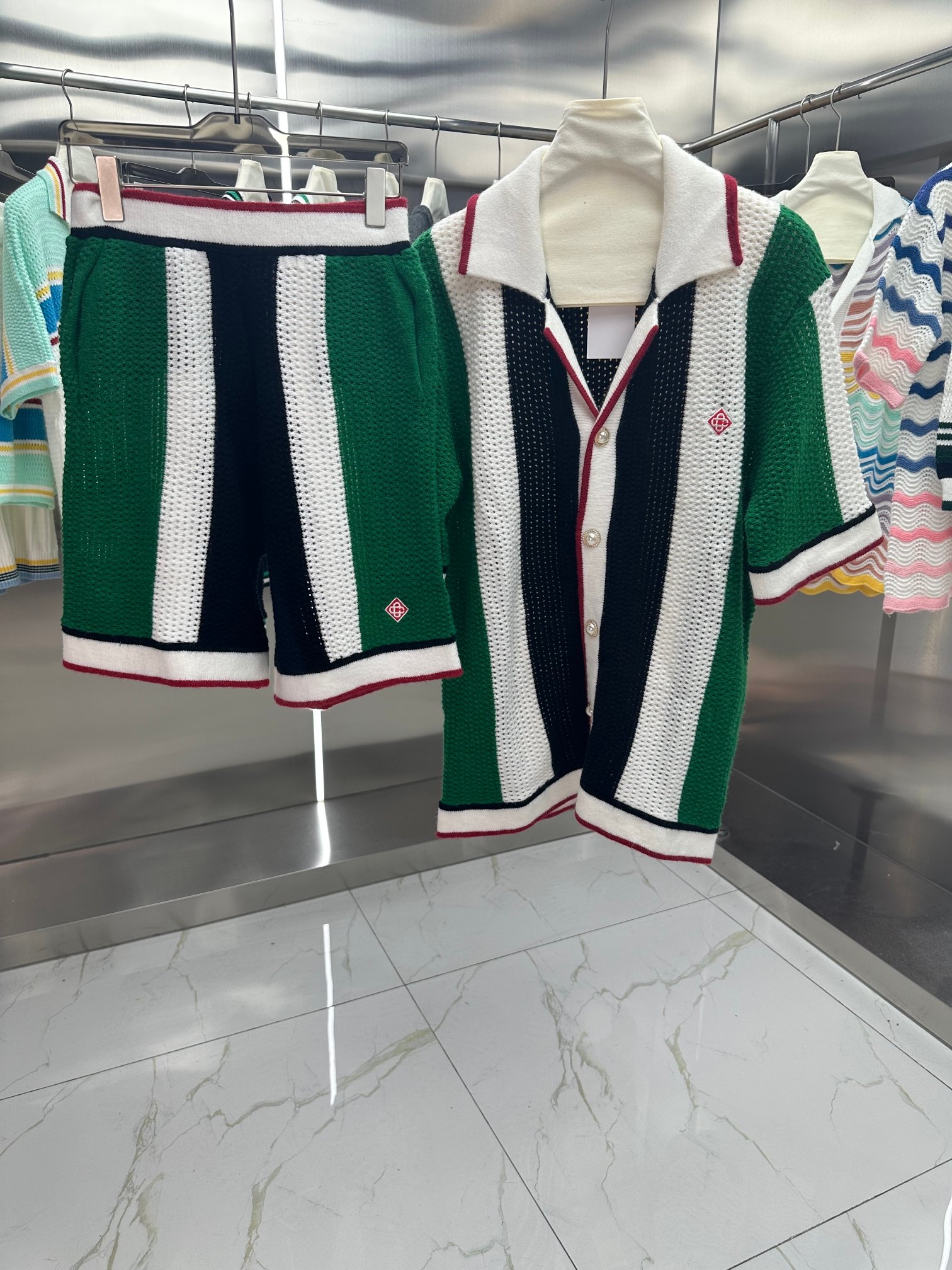 Conjunto de camiseta de manga corta de punto tejido con rayas verticales de colores combinados de la nueva colección Pr…