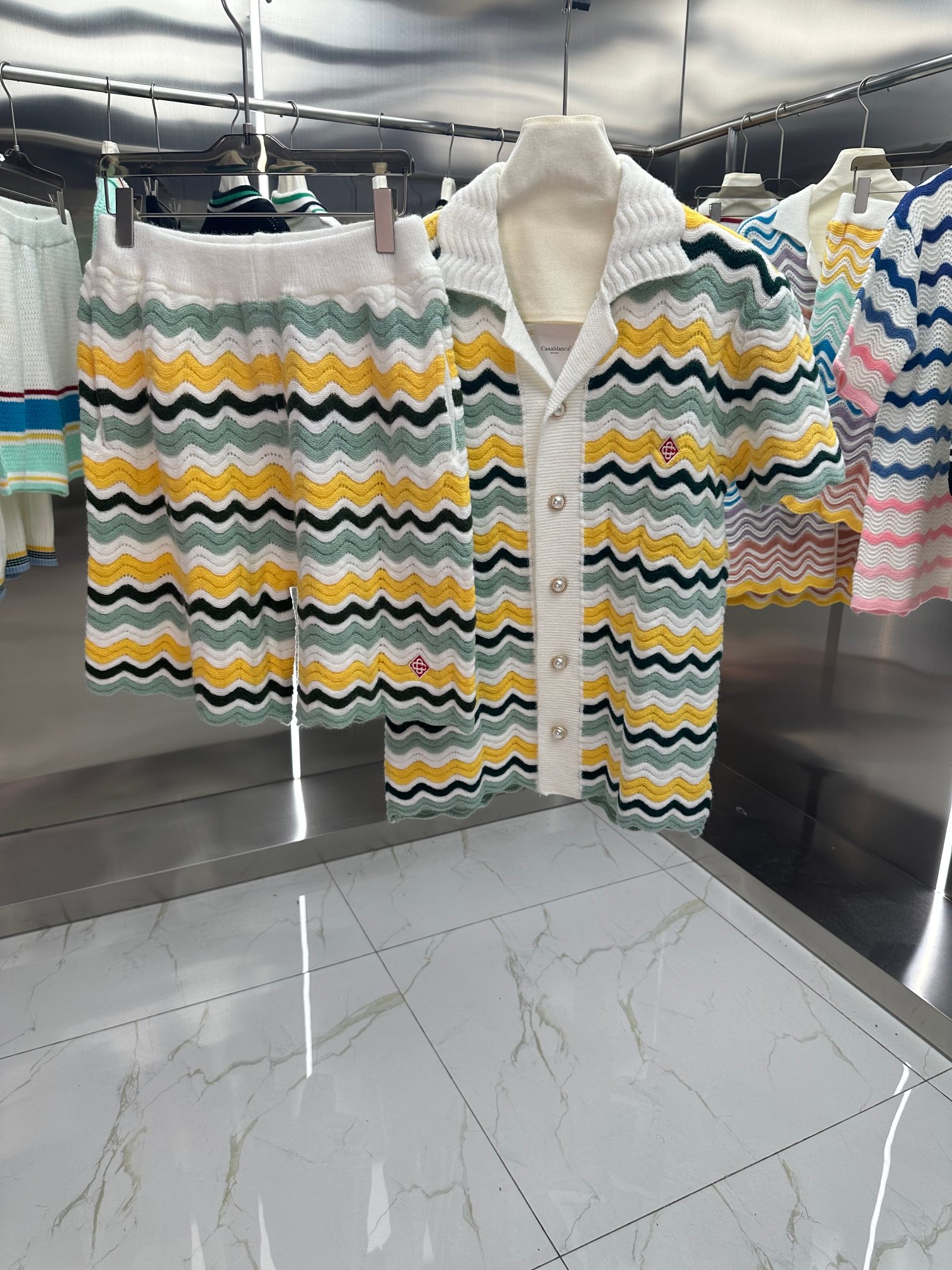 Conjunto de camiseta de manga corta y pantalones cortos de punto tejido con ondas de colores combinados de la nueva col…