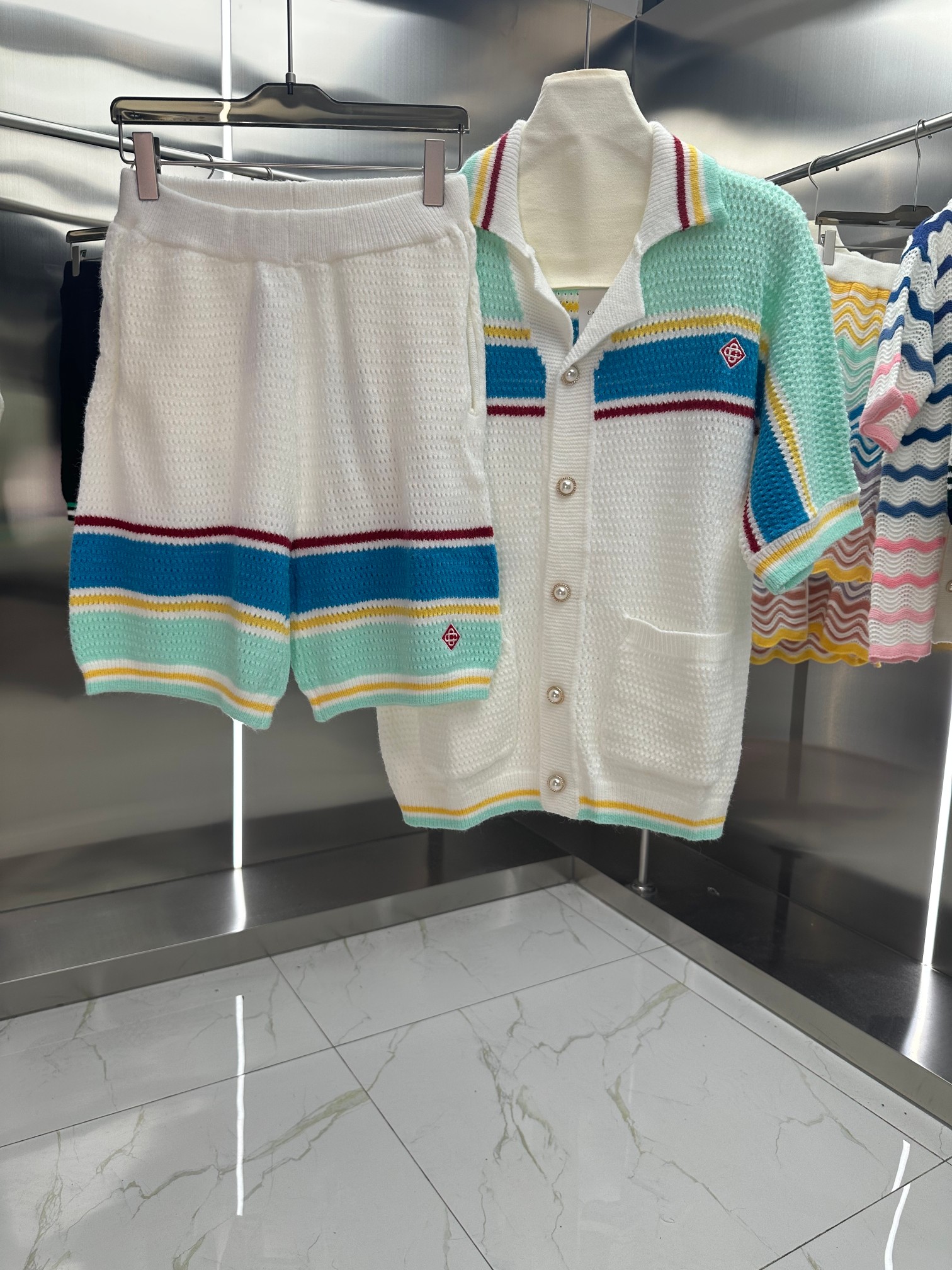 Conjunto de camiseta de manga corta y pantalones cortos de punto tejido de colores combinados de la nueva colección Pri…