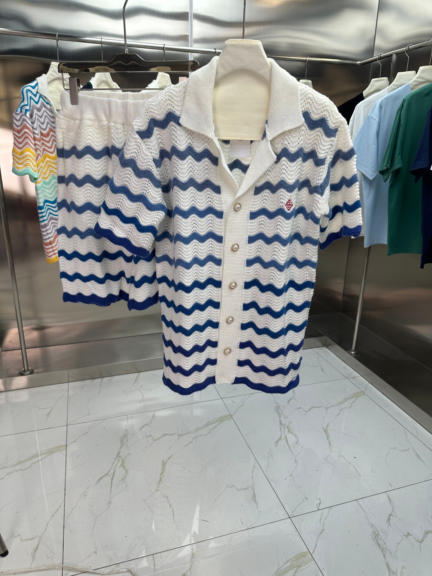 Casablanca 25 primavera/verano nuevo conjunto de manga corta de punto tejido con ondas de colores, colores: azul y blan…