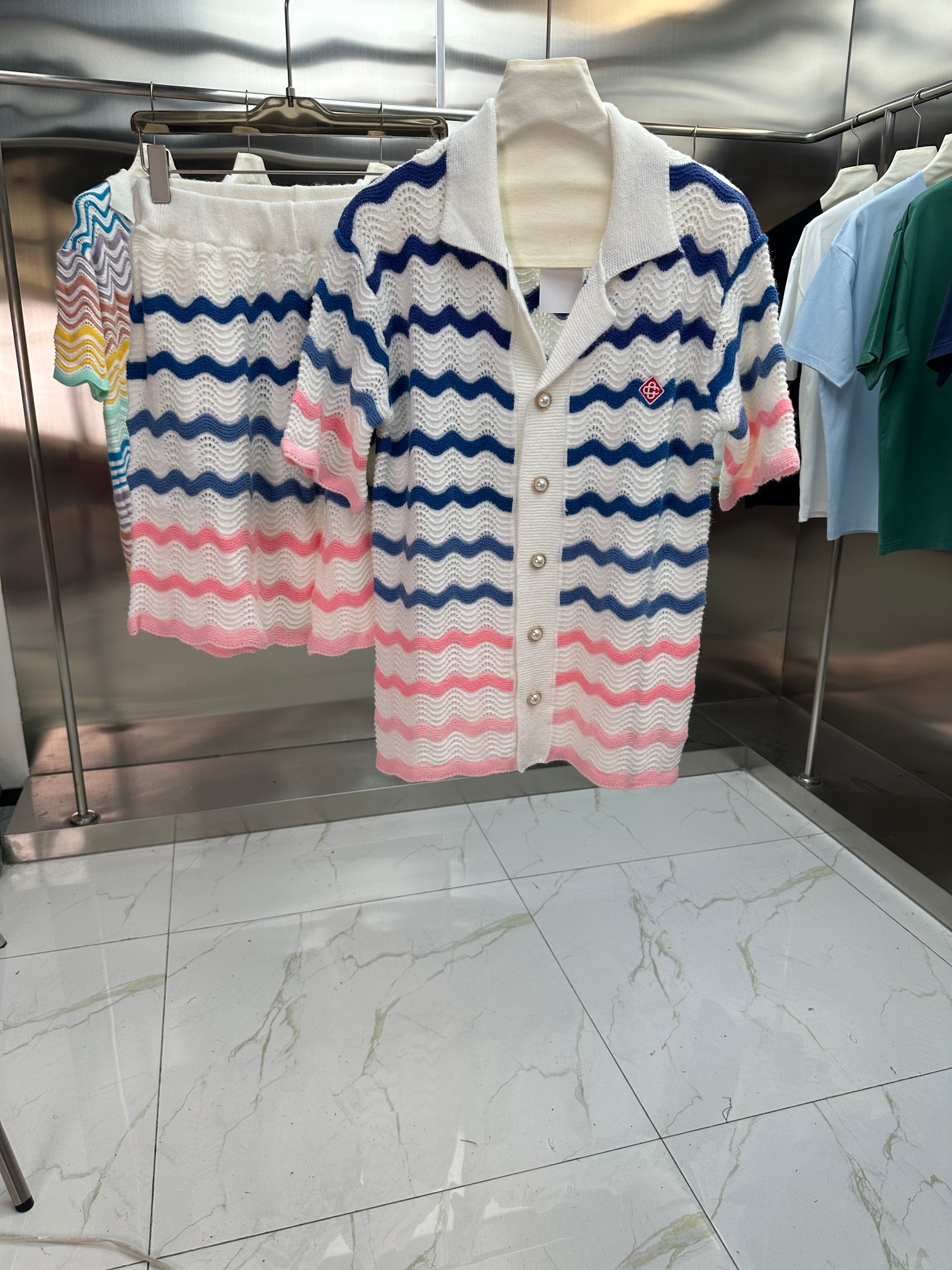 Casablanca 25 primavera/verano nuevo conjunto de manga corta de punto tejido con ondas de colores, colores: rosa, blanc…