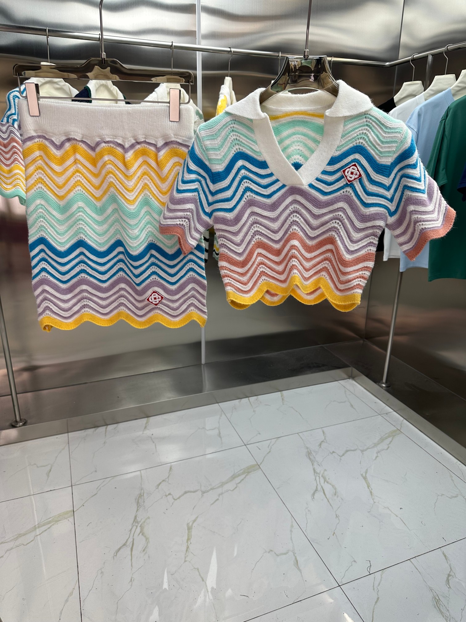 Conjunto de la colección de primavera/verano 2025 de Casablanca, tejido de punto de punto con ondas de colores, manga c…