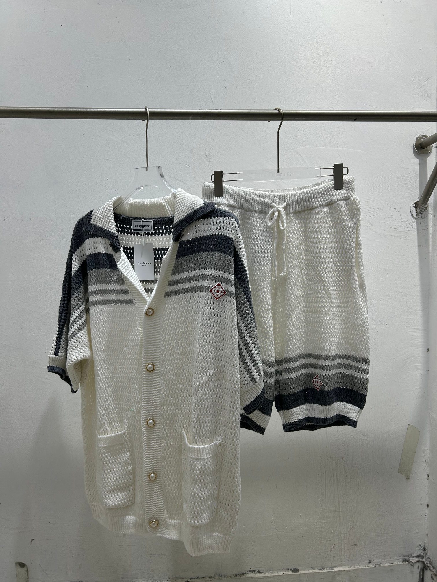 Conjunto de punto de manga corta Casablanca de la colección primavera-verano 25, tejido con rayas de colores. Color: gr…