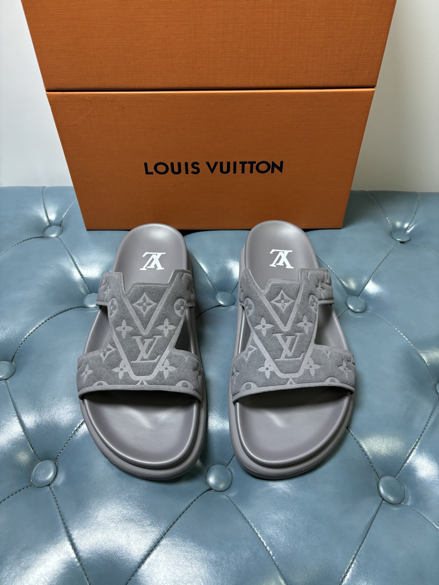 NO:885872,LV Oasis sandals are made of suede calfskin embossed Monogram pattern, with a tough insole and micro outsole to achieve a comfortable wearing experience. The rough silhouette releases a casual atmosphere, the upper traces the clever interweaving of LV letters, and the Louis Vuitton logo outsole adds brand style. Suede calfskin embossed Monogram pattern Louis Vuitton elements Tough insole Micro outsole presents the Louis Vuitton logo 38-45,,louis vuitton,louis  vuitton,cowhide19860909LV Oasis 凉拖为绒面牛皮革压印 Monogram 图案,以韧性鞋垫与微型外底成就舒适穿着体验.粗犷廓形释放休闲气息,鞋面描摹 LV 字母的巧妙交织,路易威登标识外底再添品牌格调 绒面牛皮革压印 Monogram 图案 路易威登元素 韧性鞋垫 微型外底呈现路易威登标识 38-45,,louis vuitton,louis vuitton,cowhide,Men's shoes