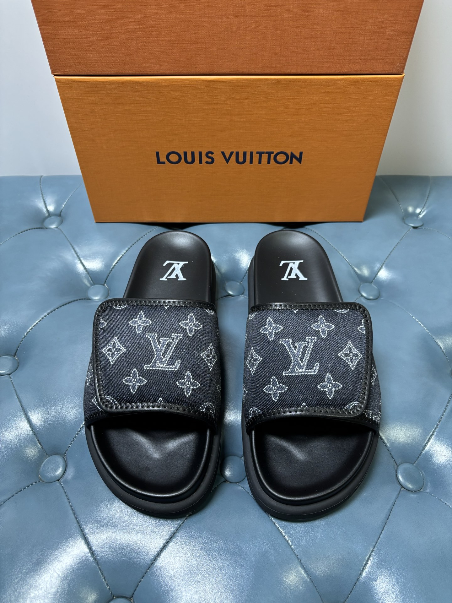 NO:885882,LV Miami sandals are made of synthetic leather and can be worn near water without fear of damage. Monogram patterns of the same color are laid on them. Wide adjustable Velcro laces, comfortable and flexible insoles and lightweight EVA outsoles create a casual shoe 38-45,, louis vuitton19860909LV Miami 凉拖取材合成革,可近水穿着而无惧损坏.同色系 Monogram 图案铺陈其上.宽幅可调节魔术贴鞋带、舒适韧性鞋垫与轻盈 EVA 外底共筑休闲鞋 38-45,,louis vuitton,Men's shoes